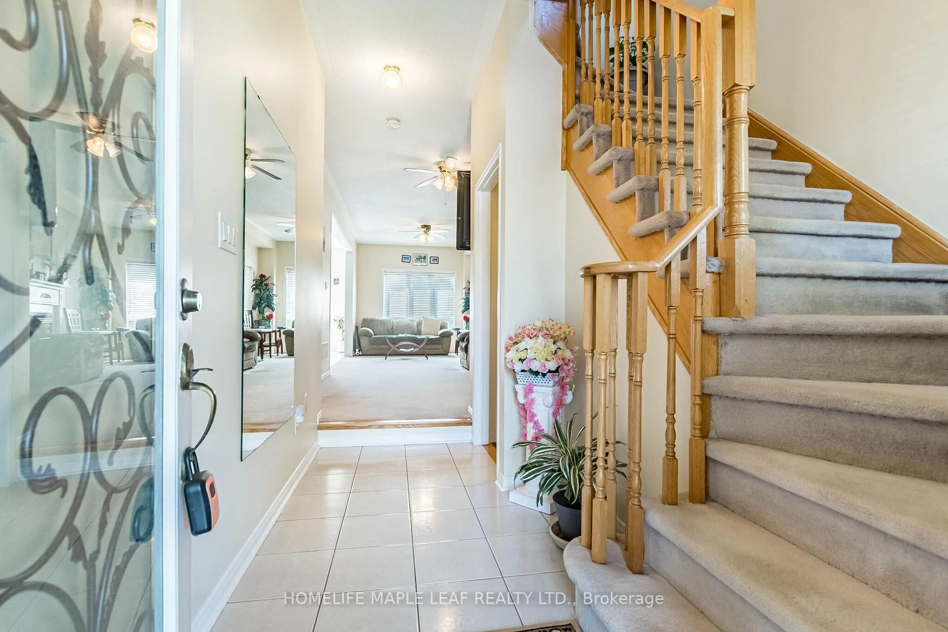 Indoor entryway for 73 Meadowlark Dr, Halton Hills Ontario L7G 6N6