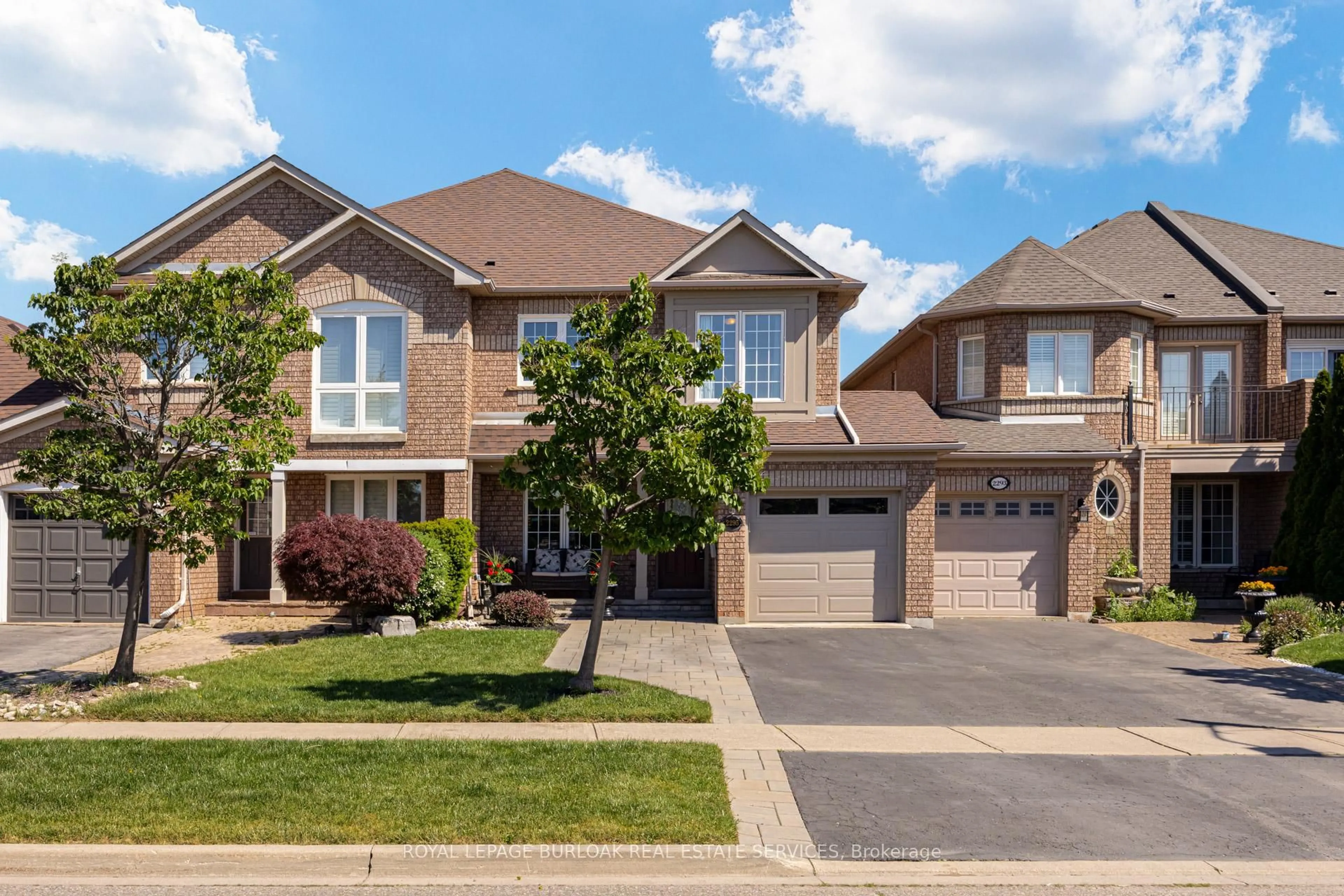 Home with brick exterior material, street for 2295 Kingfisher Crt, Oakville Ontario L6M 3Z3