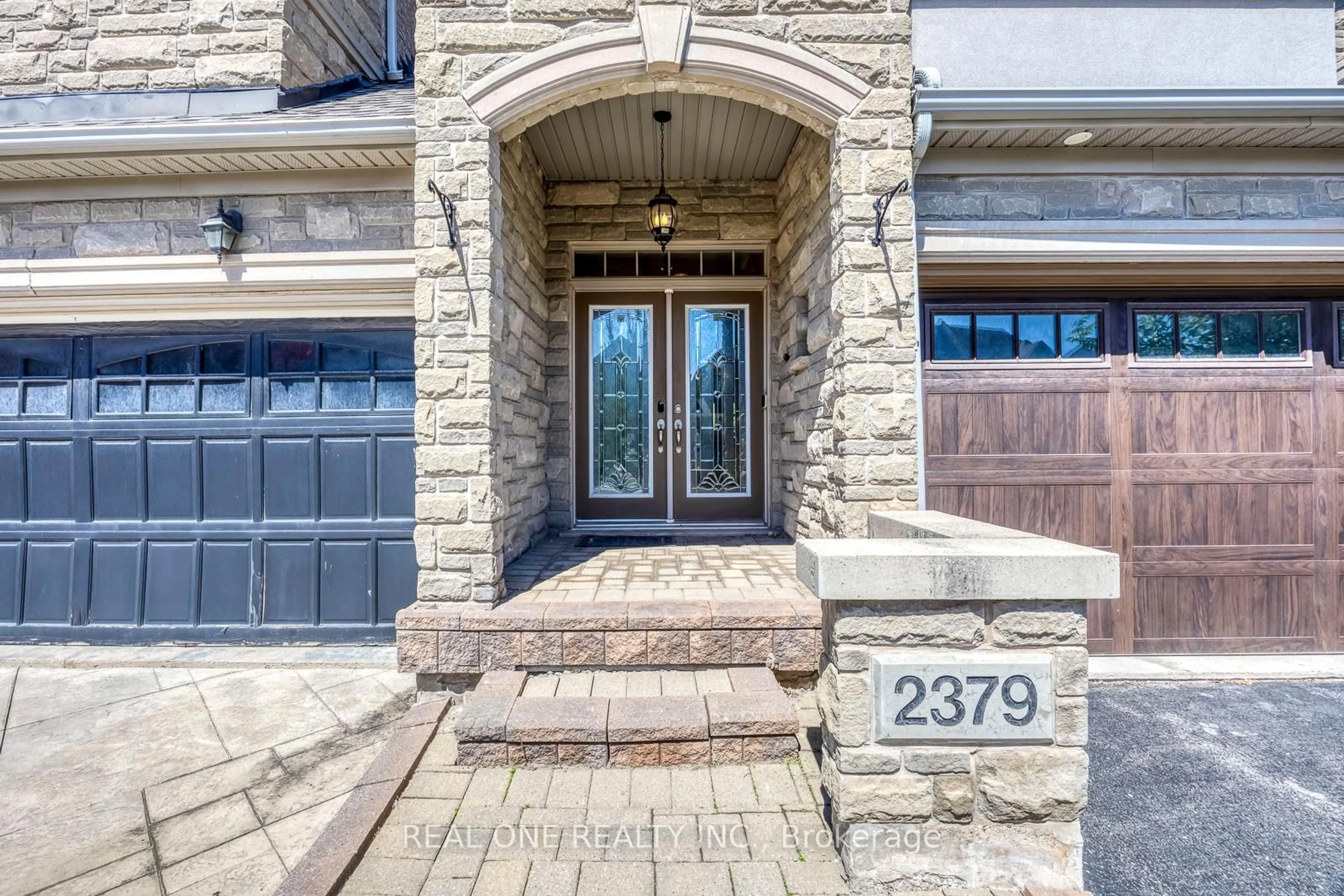 Indoor entryway for 2379 Wasaga Dr, Oakville Ontario L6H 0B7