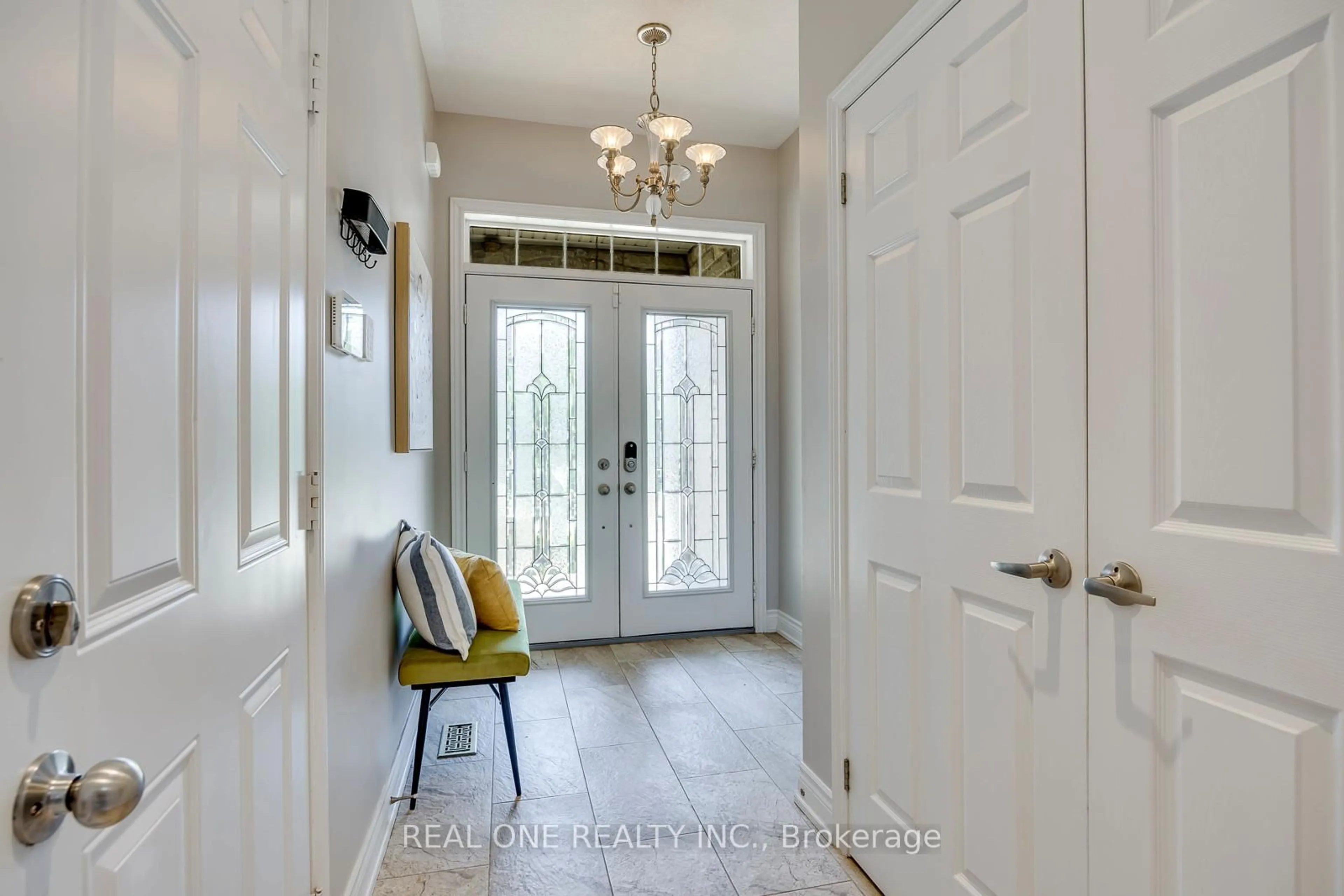 Indoor entryway for 2379 Wasaga Dr, Oakville Ontario L6H 0B7