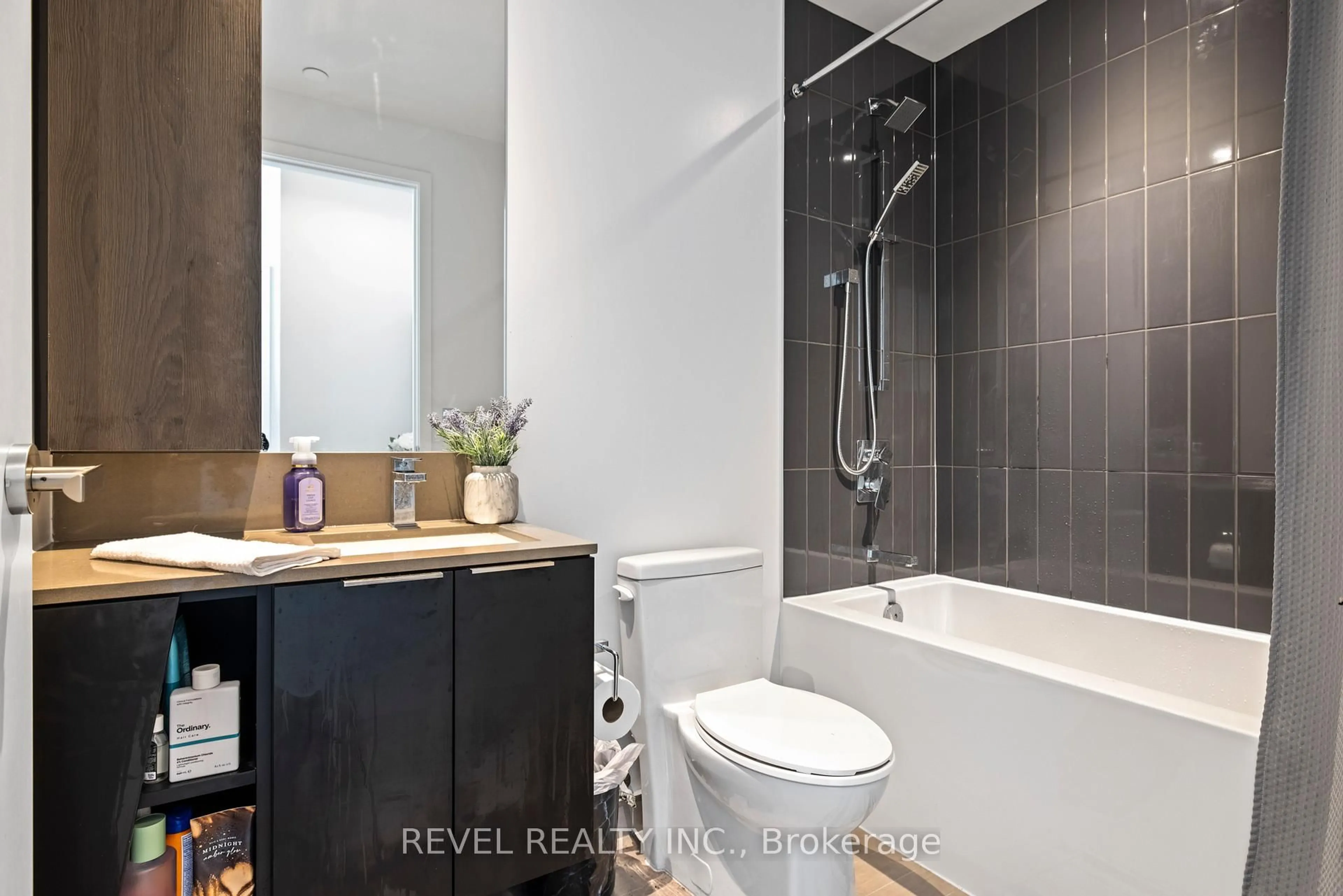 Contemporary bathroom, ceramic/tile floor for 3900 Confederation Pkwy #2408, Mississauga Ontario L5B 0M3