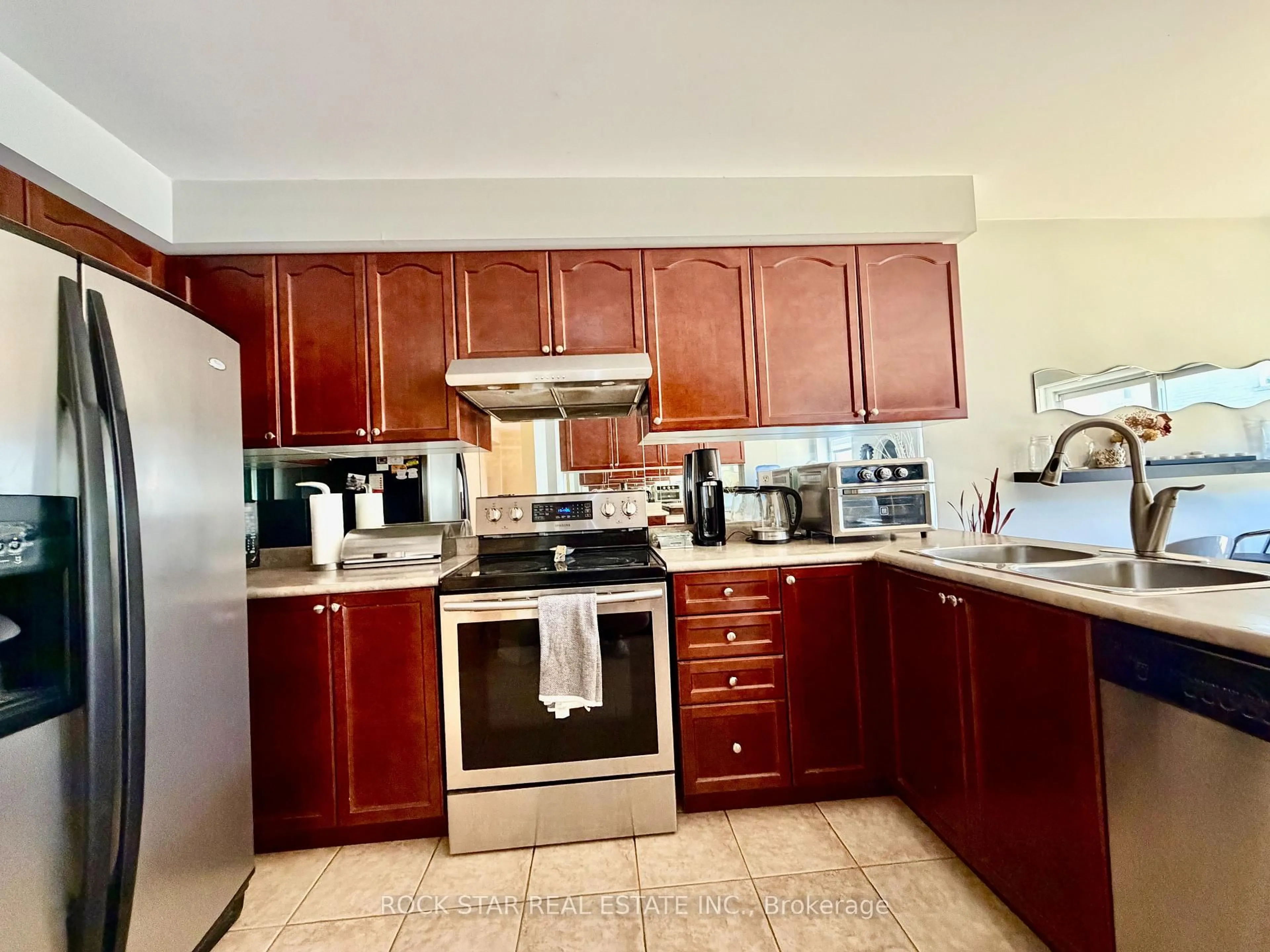 Standard kitchen, unknown for 21 Trudelle Cres, Brampton Ontario L7A 2Z1