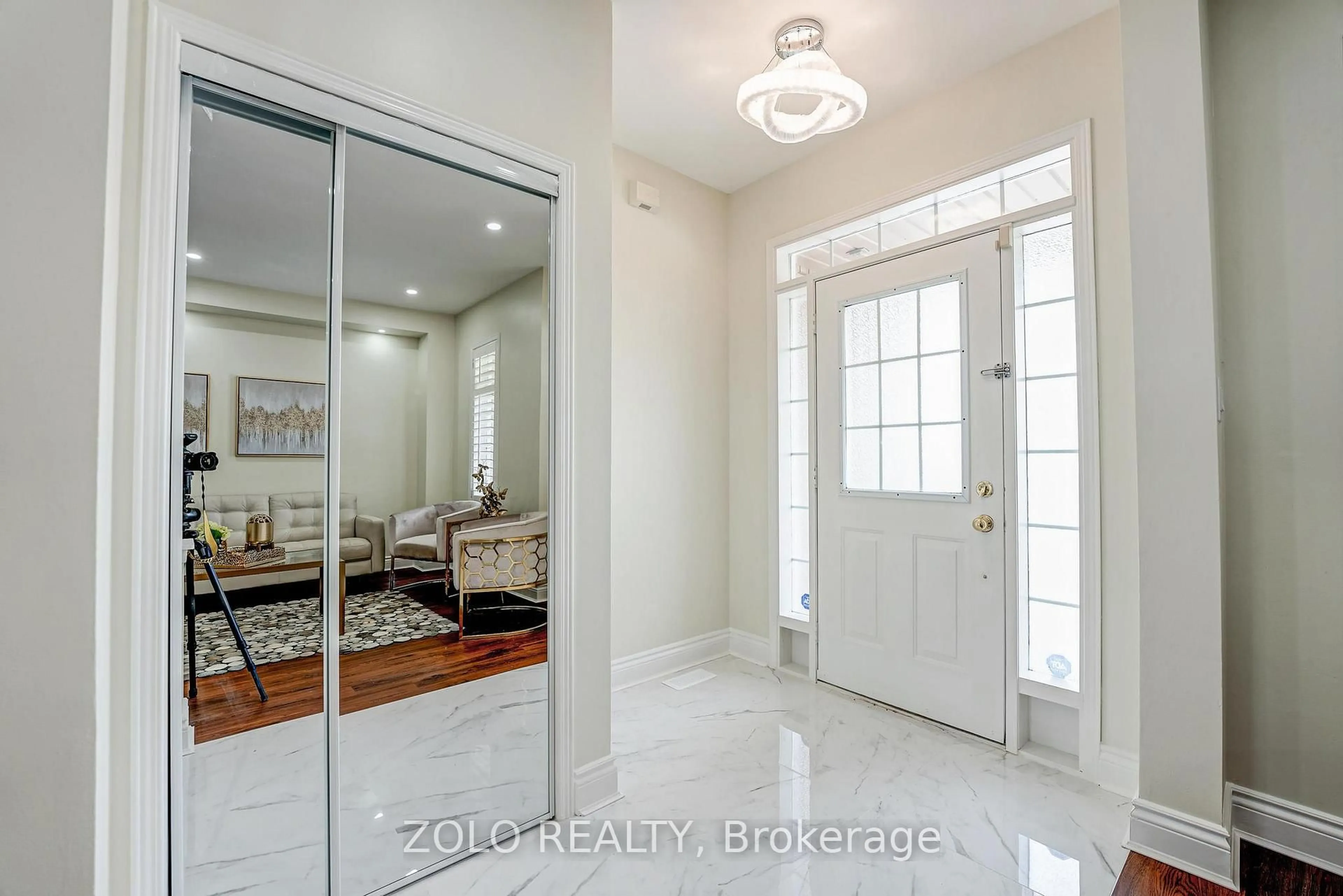 Indoor entryway for 5458 Tasha Dr, Mississauga Ontario L5M 6N5