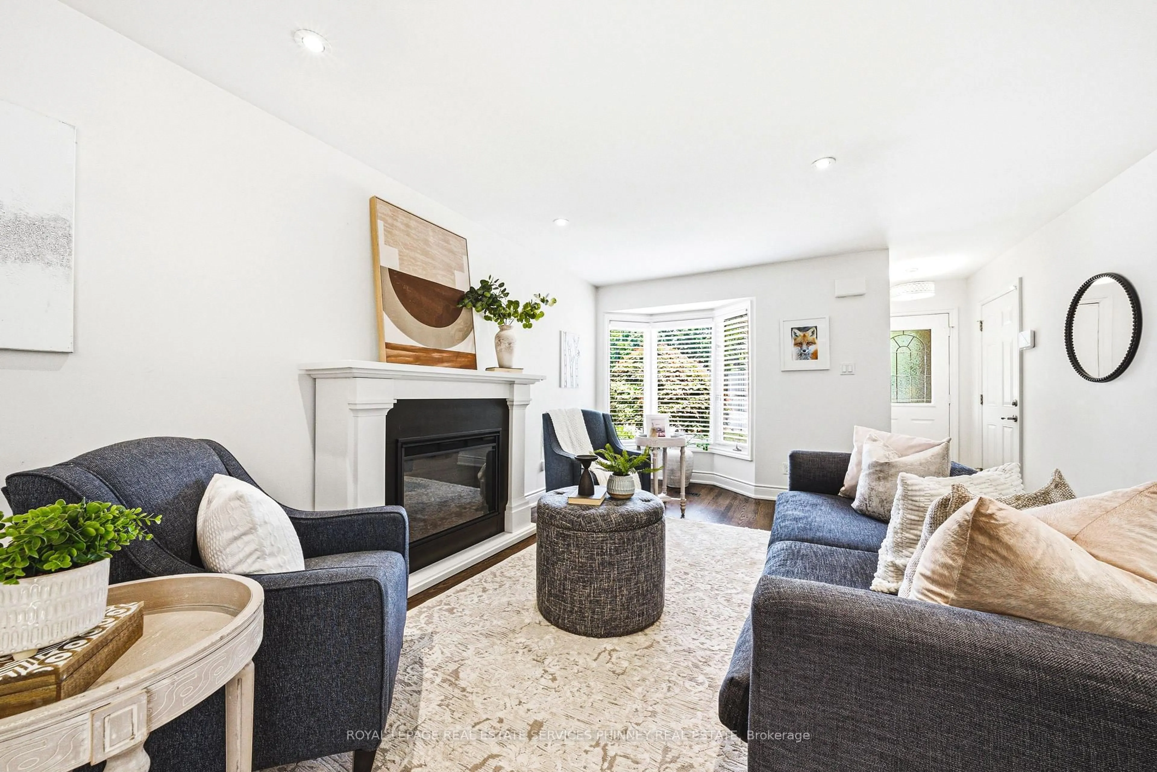 Living room with furniture, unknown for 744 Miriam Cres, Burlington Ontario L7S 2E3