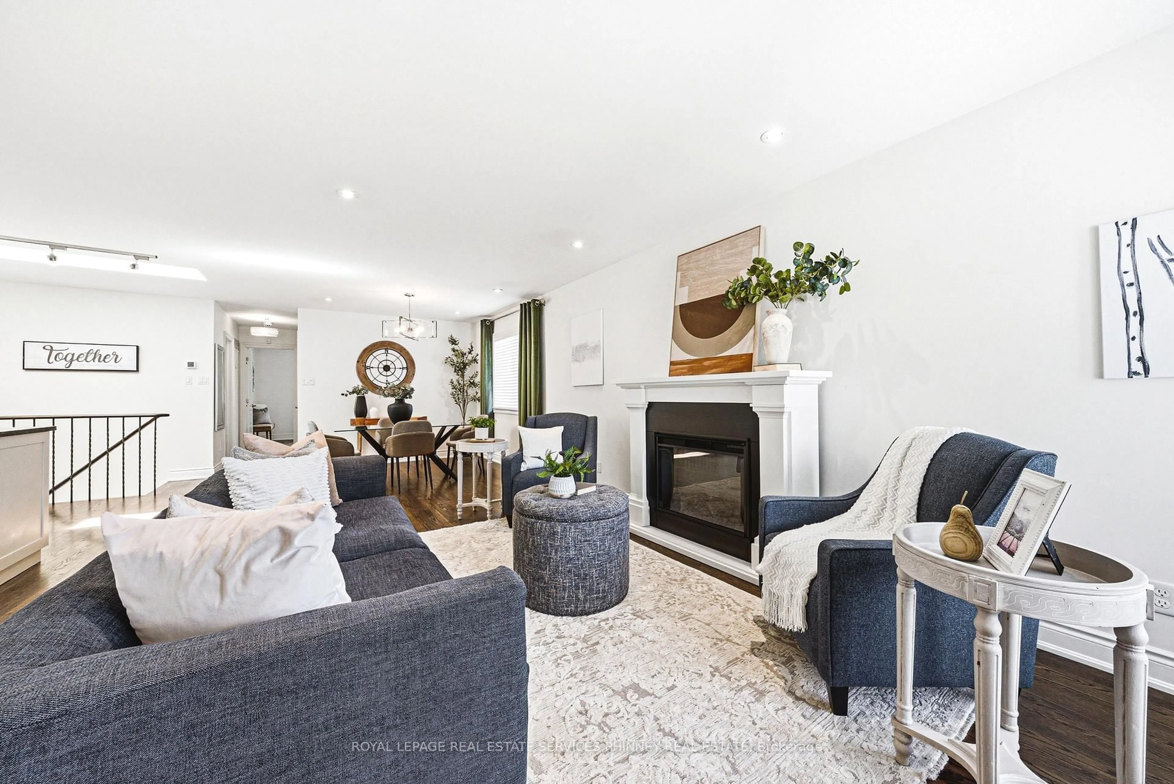 Living room with furniture, unknown for 744 Miriam Cres, Burlington Ontario L7S 2E3
