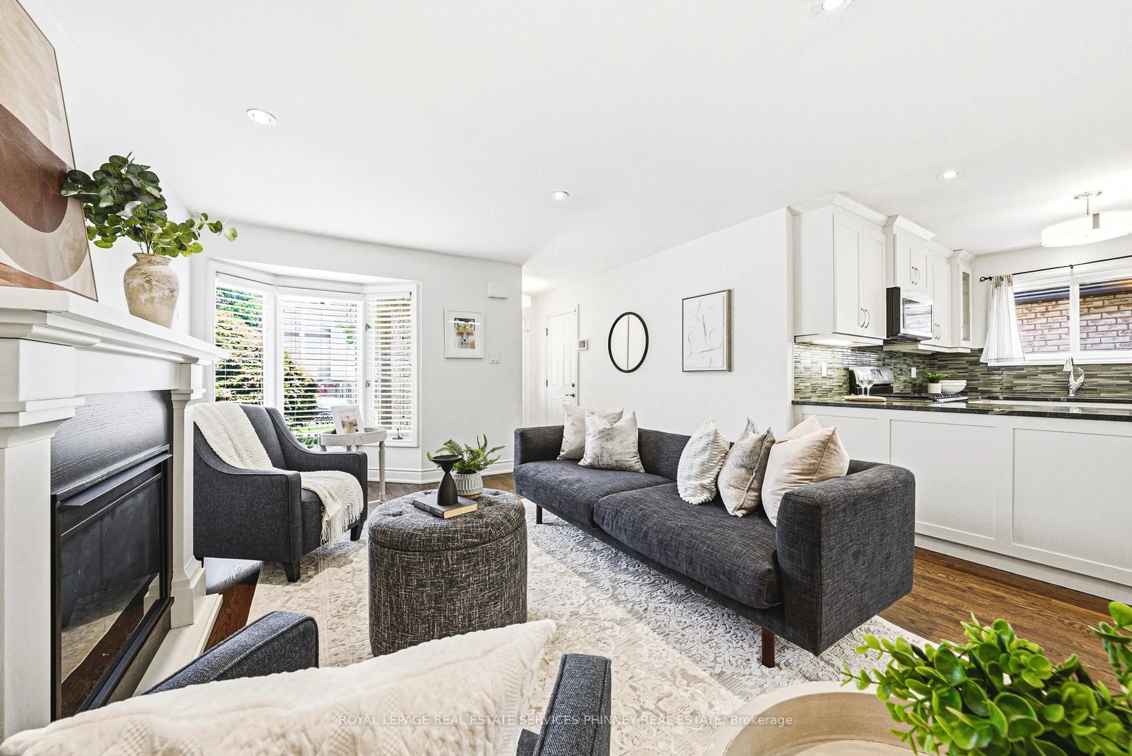 Living room with furniture, unknown for 744 Miriam Cres, Burlington Ontario L7S 2E3
