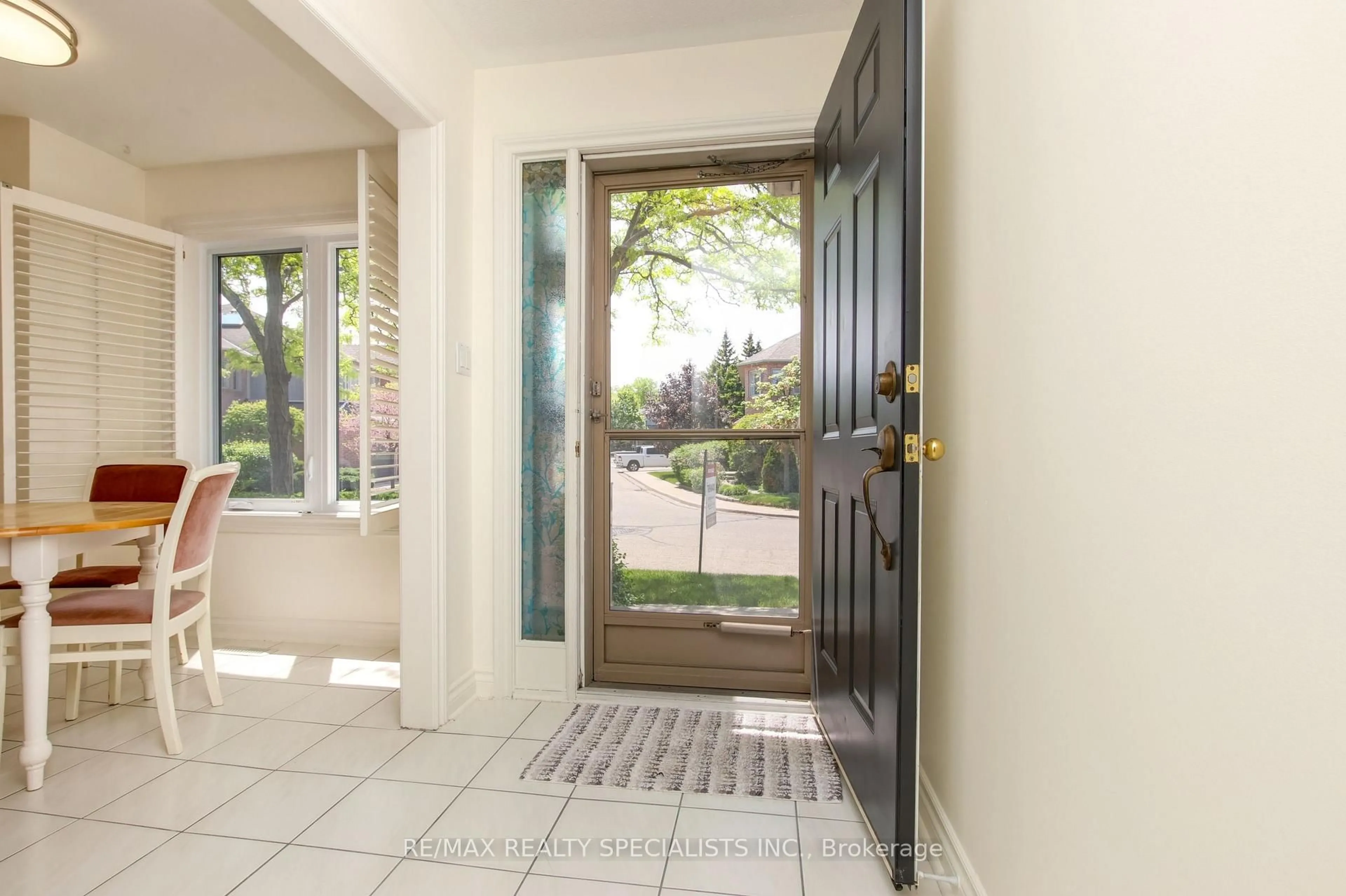 Indoor foyer for 5480 Glen Erin Dr #66, Mississauga Ontario L5M 5R3