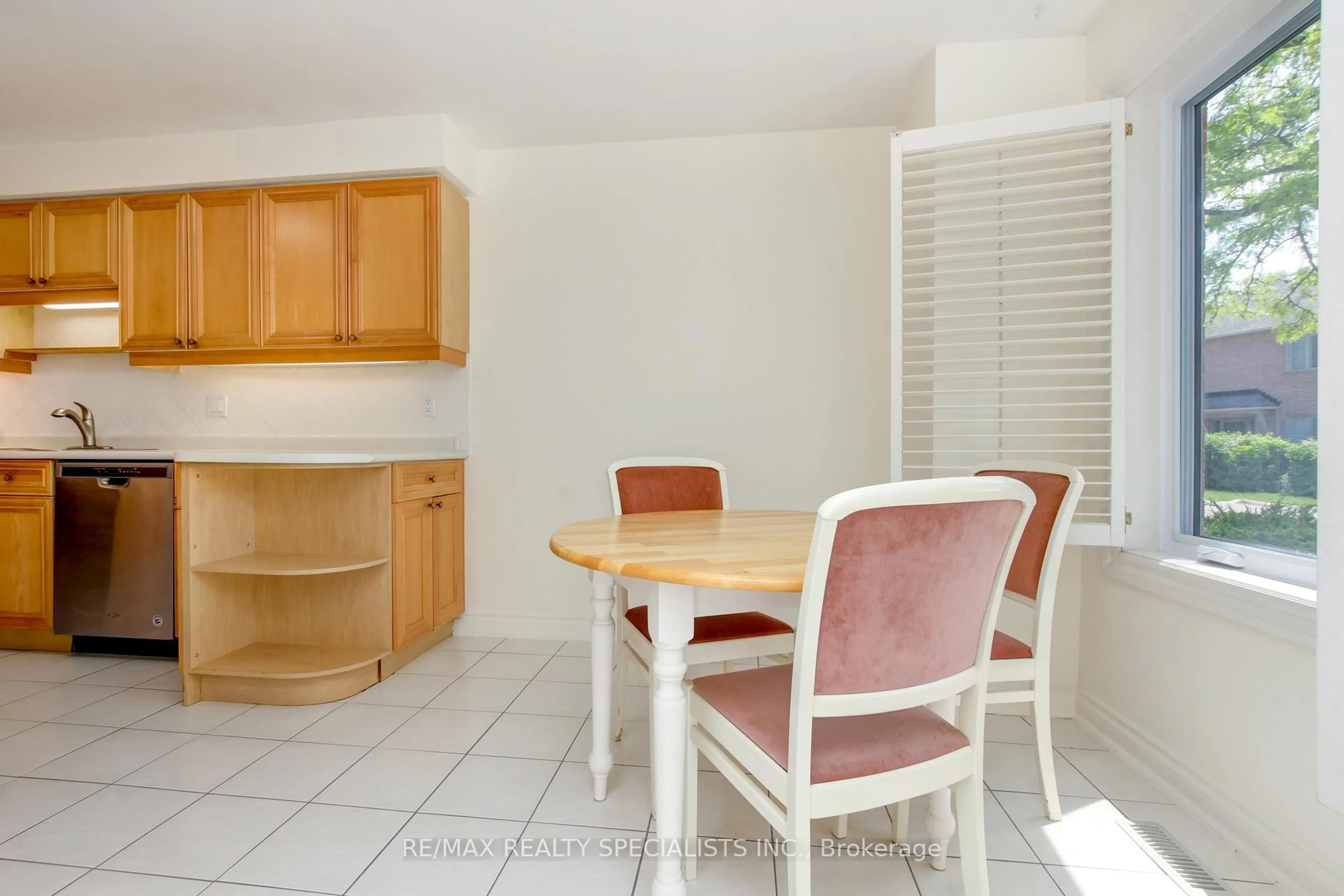 Standard kitchen, unknown for 5480 Glen Erin Dr #66, Mississauga Ontario L5M 5R3