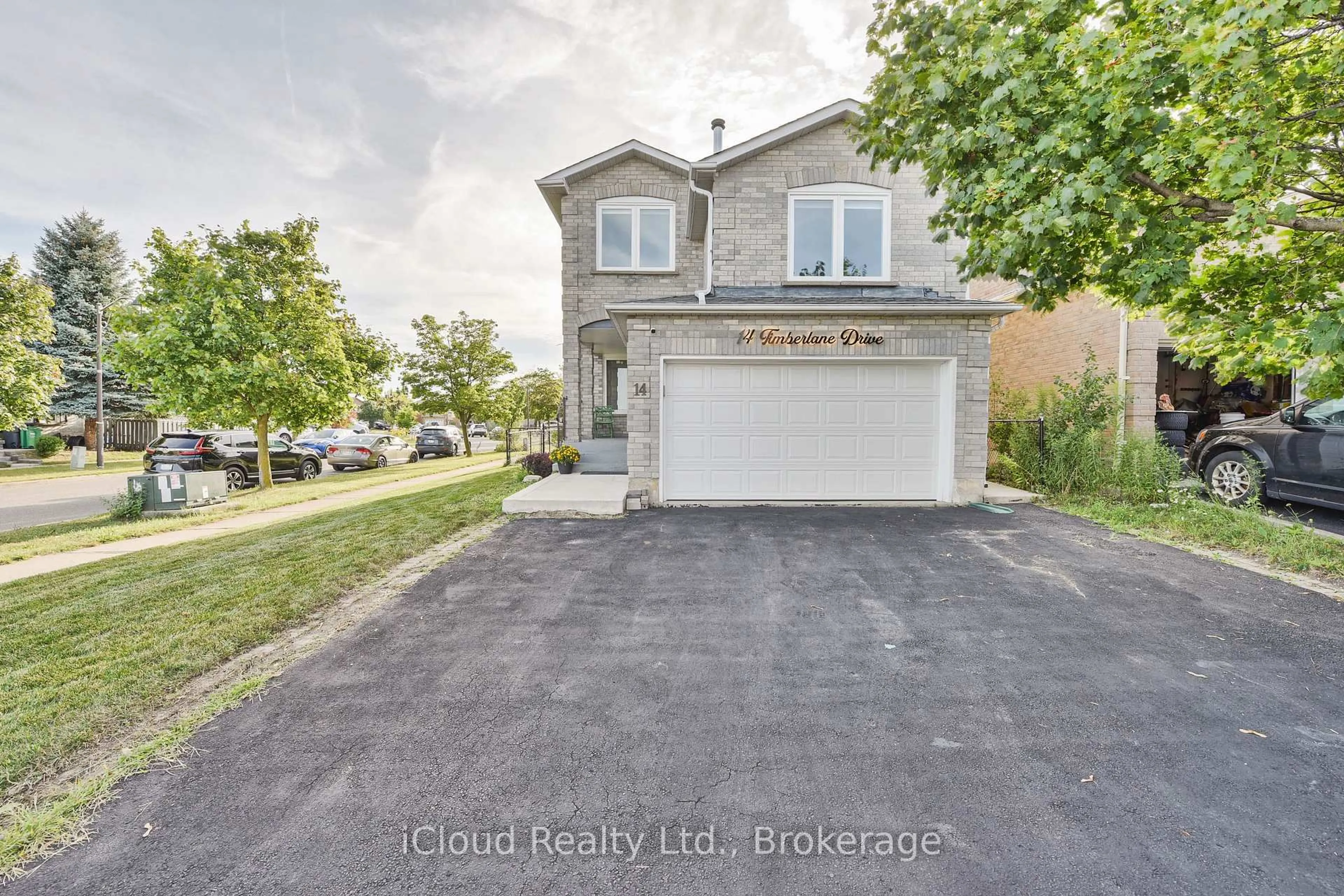 A pic from outside/outdoor area/front of a property/back of a property/a pic from drone, street for 14 Timberlane Dr, Brampton Ontario L6Y 3Y3