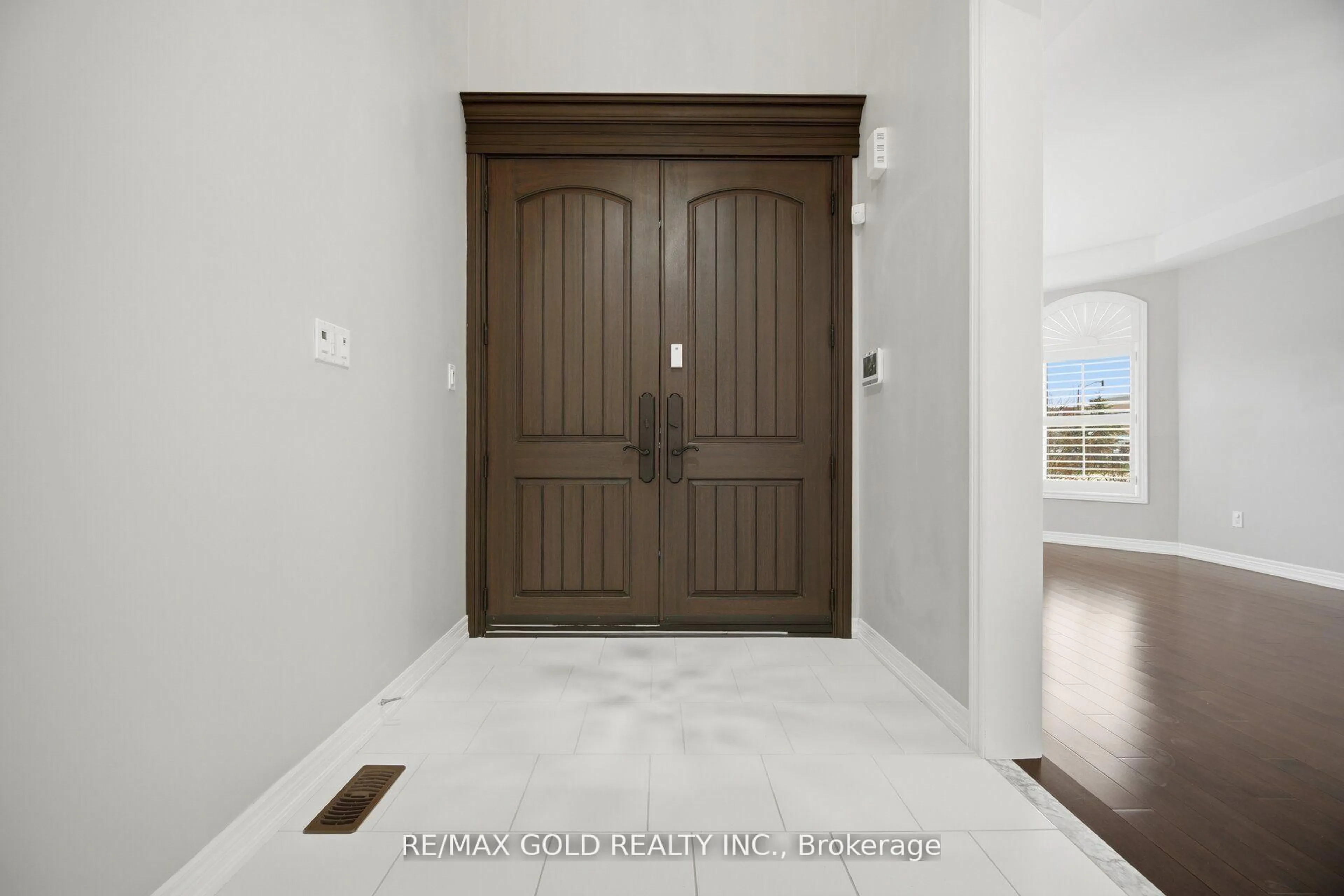 Indoor entryway for 53 Martin Byrne Dr, Brampton Ontario L6P 4C2