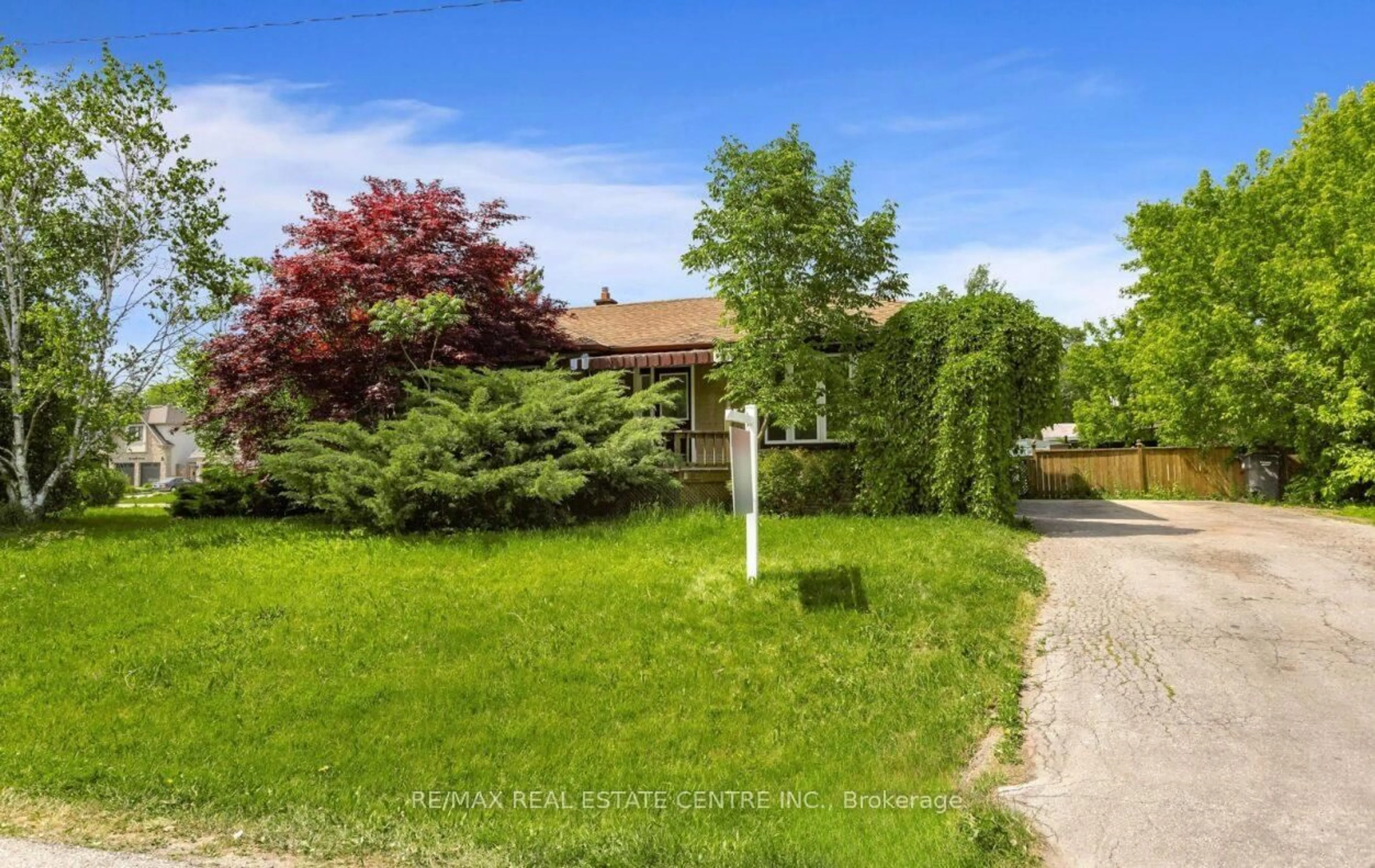 A pic from outside/outdoor area/front of a property/back of a property/a pic from drone, street for 474 SEATON Dr, Oakville Ontario L6L 3Y5