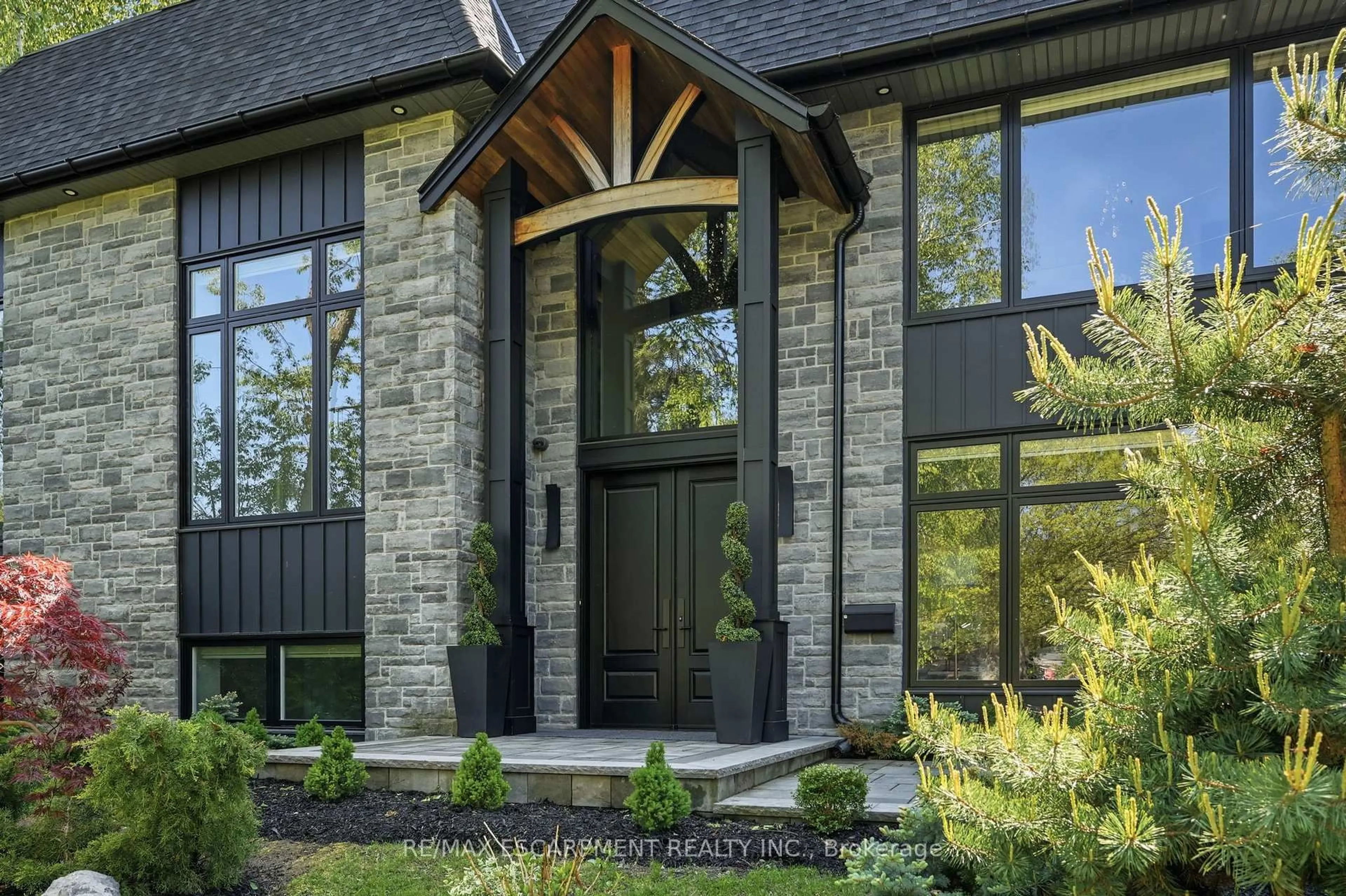 Home with brick exterior material, street for 1489 Rogerswood Crt, Mississauga Ontario L5J 1R7