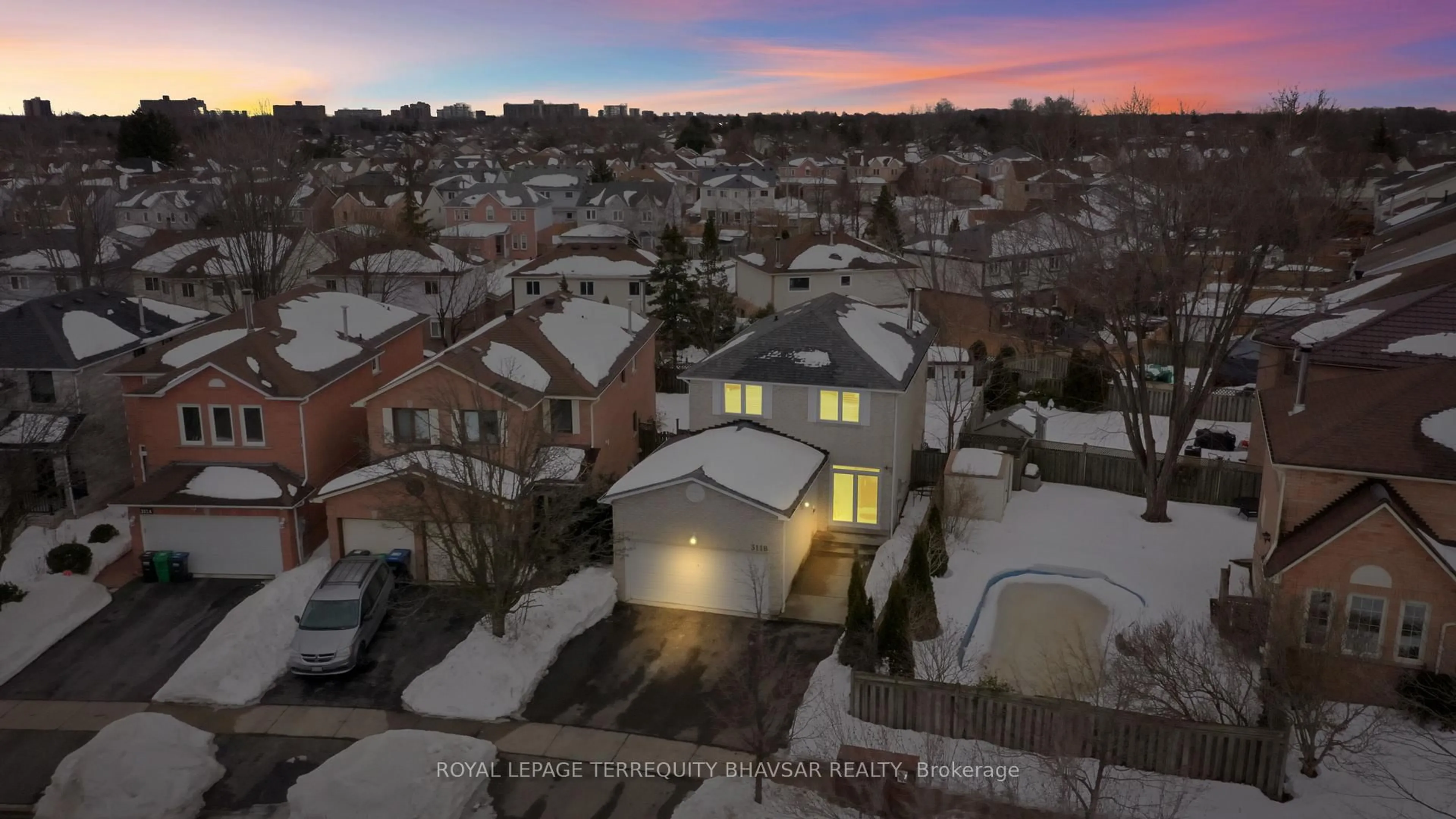 A pic from outside/outdoor area/front of a property/back of a property/a pic from drone, street for 3118 Shadetree Dr, Mississauga Ontario L5N 6P3