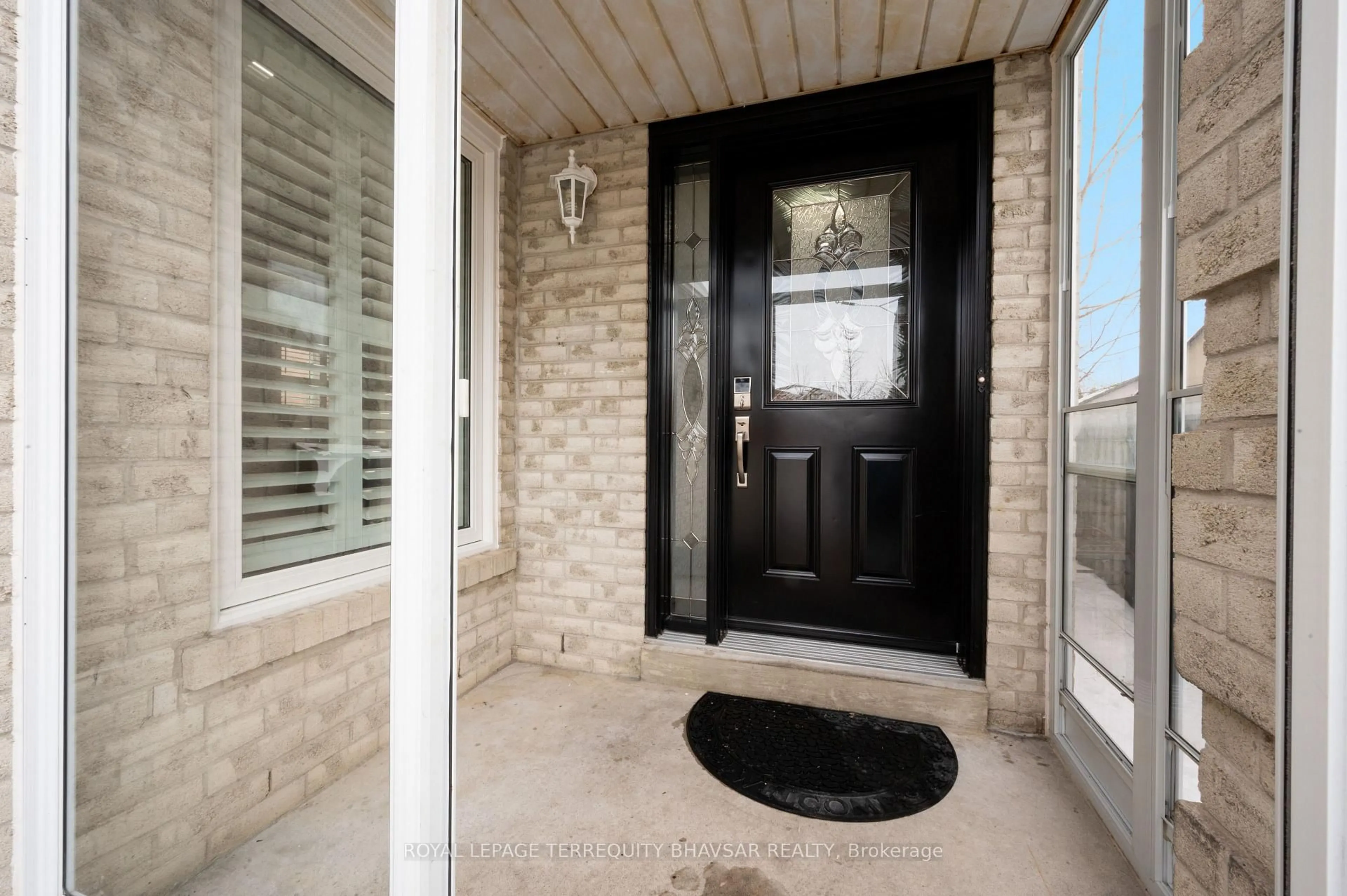Indoor entryway for 3118 Shadetree Dr, Mississauga Ontario L5N 6P3