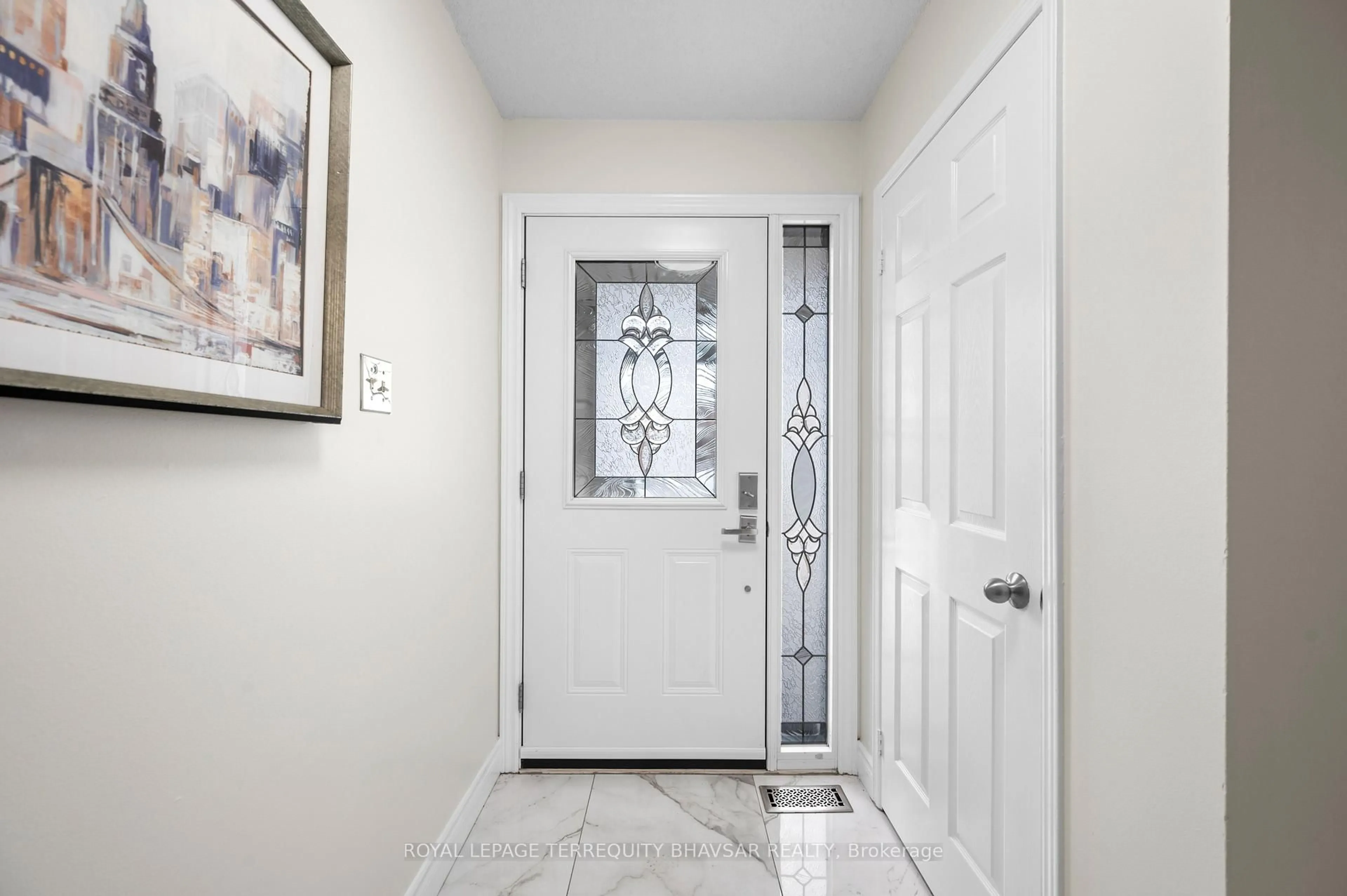 Indoor entryway for 3118 Shadetree Dr, Mississauga Ontario L5N 6P3