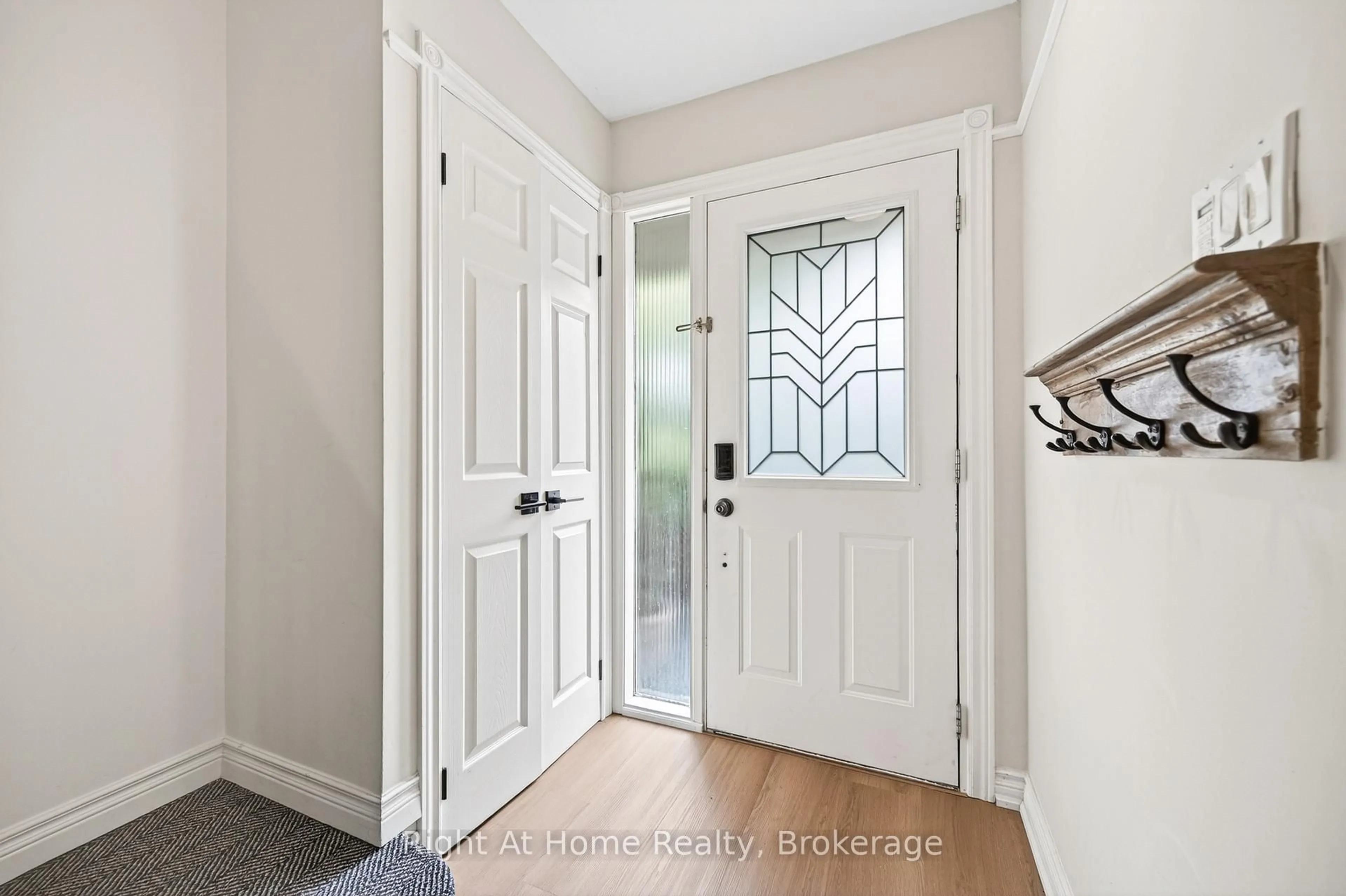 Indoor entryway for 109 Brant St, Oakville Ontario L6K 2Z7