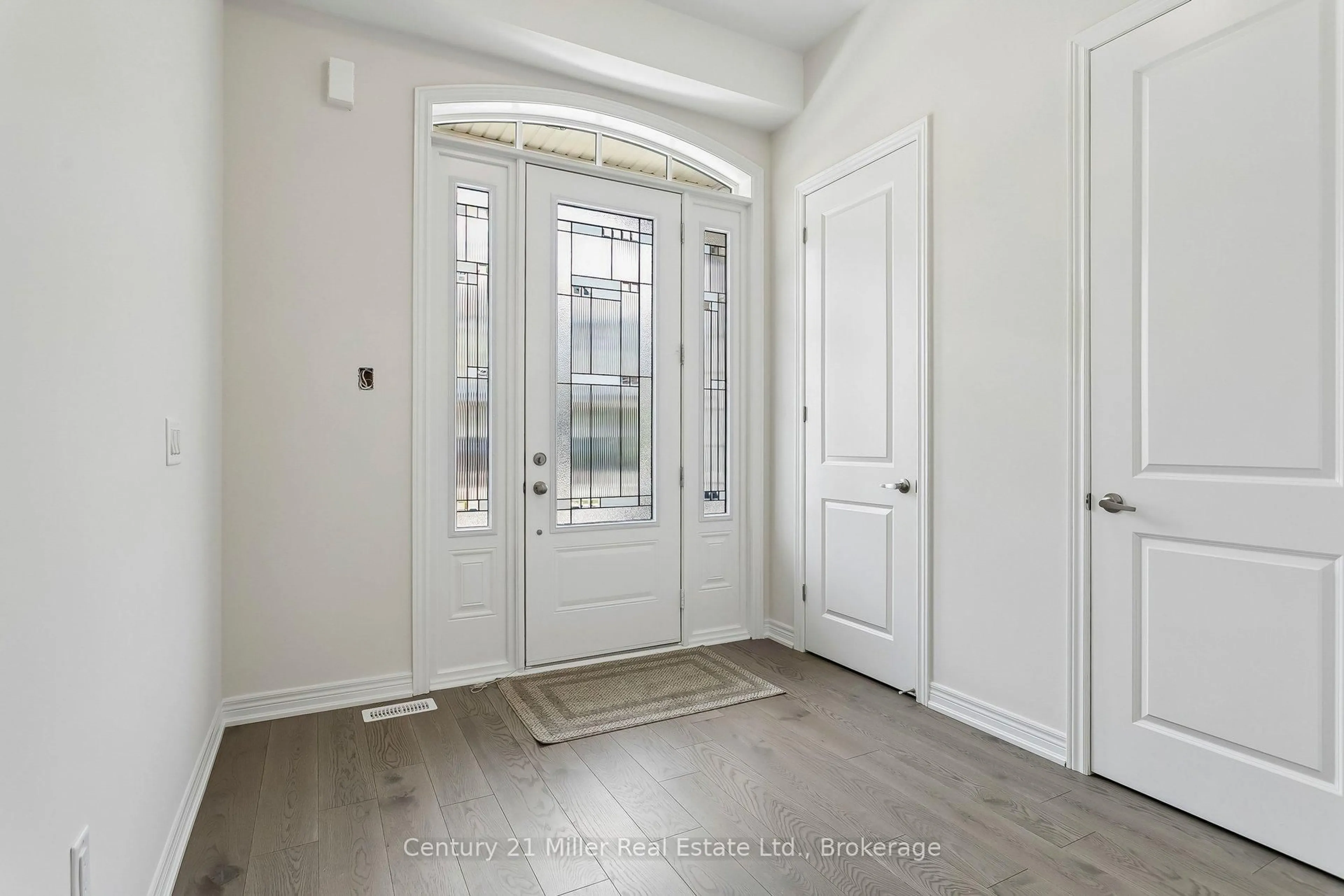 Indoor entryway for 3266 Millicent Ave, Oakville Ontario L6H 0V8
