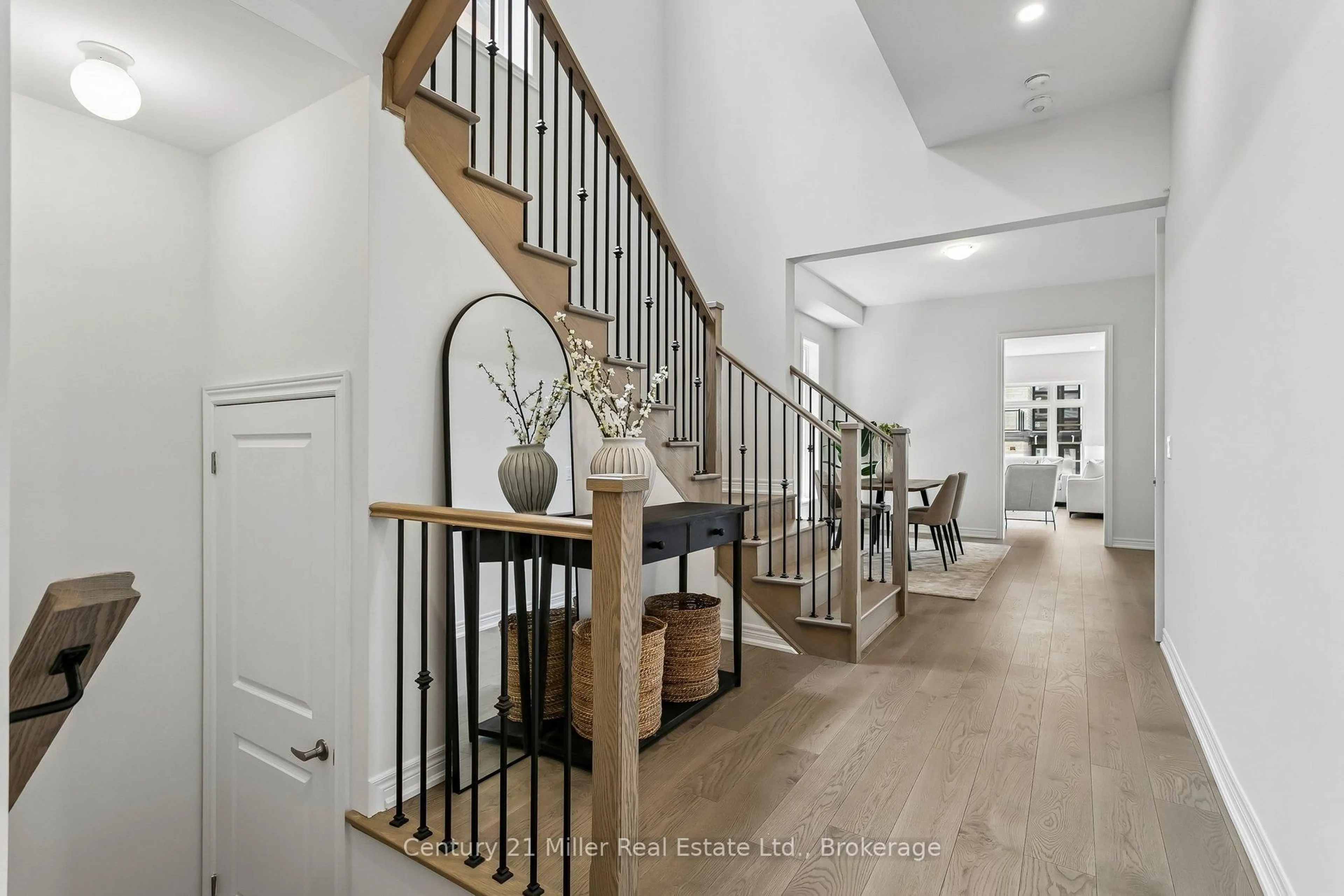 Indoor entryway for 3266 Millicent Ave, Oakville Ontario L6H 0V8