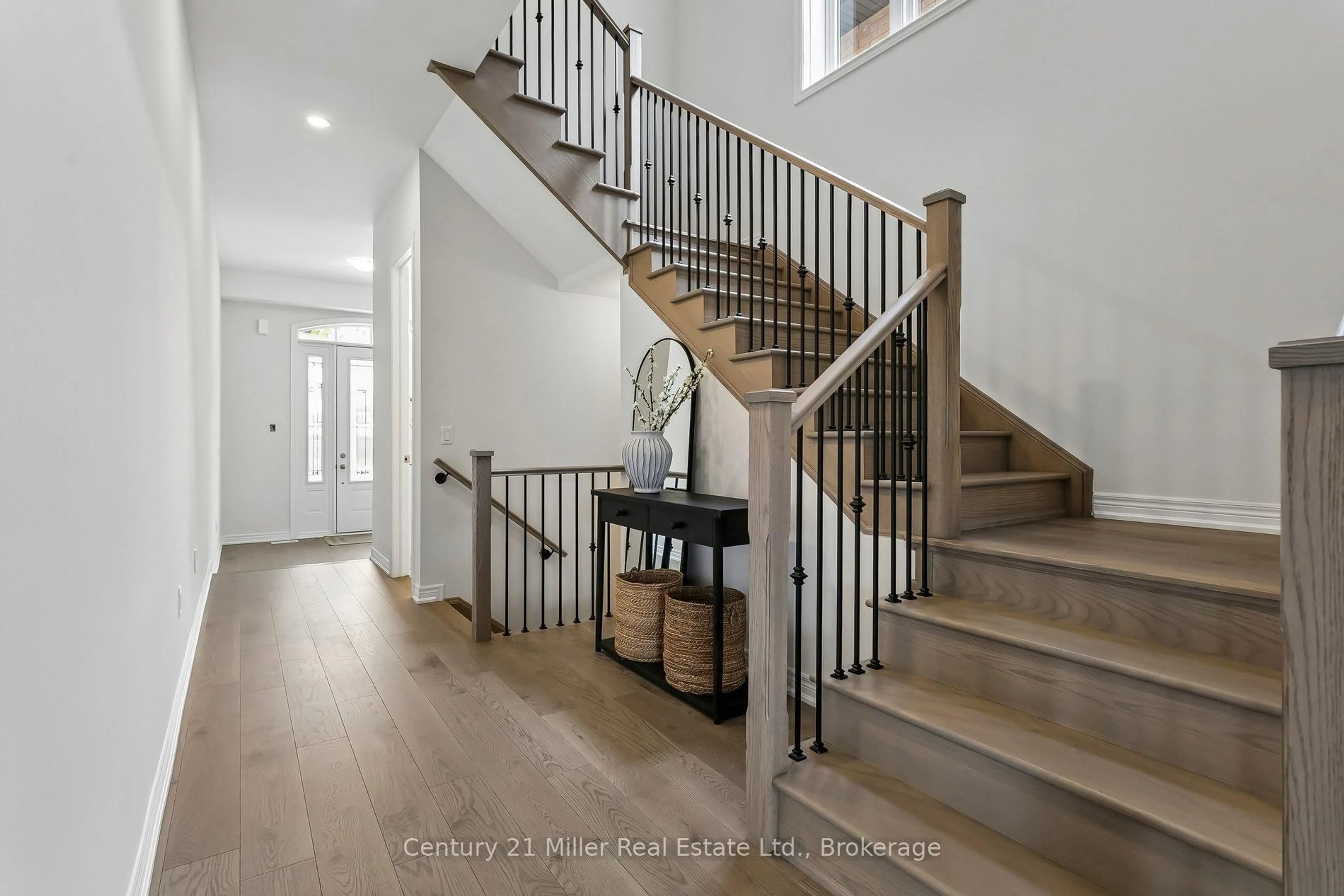 Indoor entryway for 3266 Millicent Ave, Oakville Ontario L6H 0V8