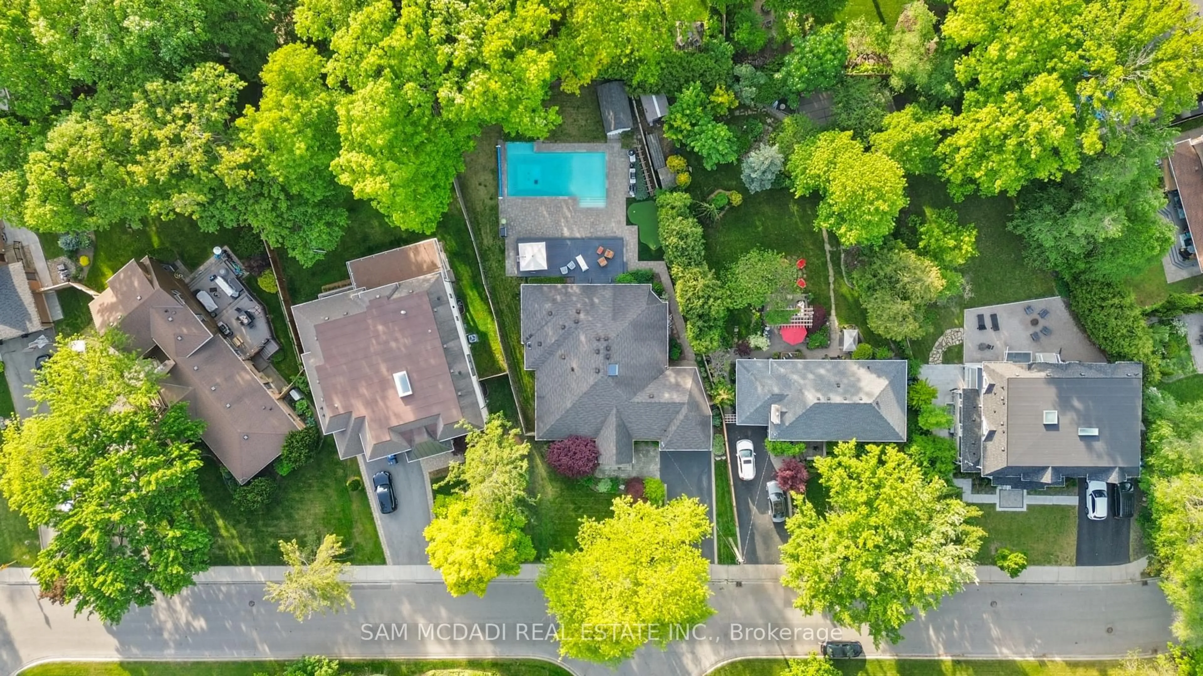 A pic from outside/outdoor area/front of a property/back of a property/a pic from drone, street for 1195 Crestdale Rd, Mississauga Ontario L5H 1X6