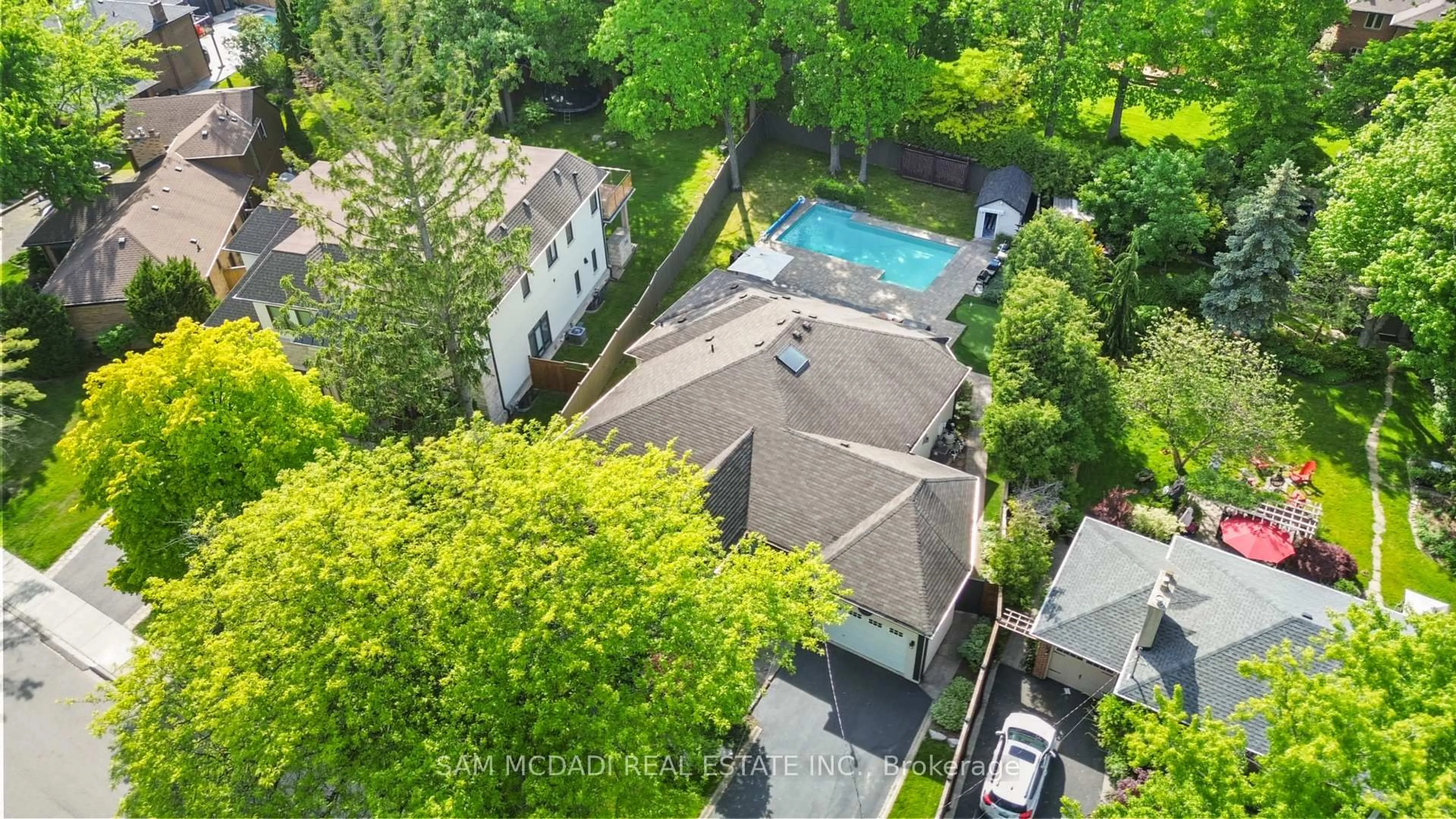 A pic from outside/outdoor area/front of a property/back of a property/a pic from drone, city buildings view from balcony for 1195 Crestdale Rd, Mississauga Ontario L5H 1X6