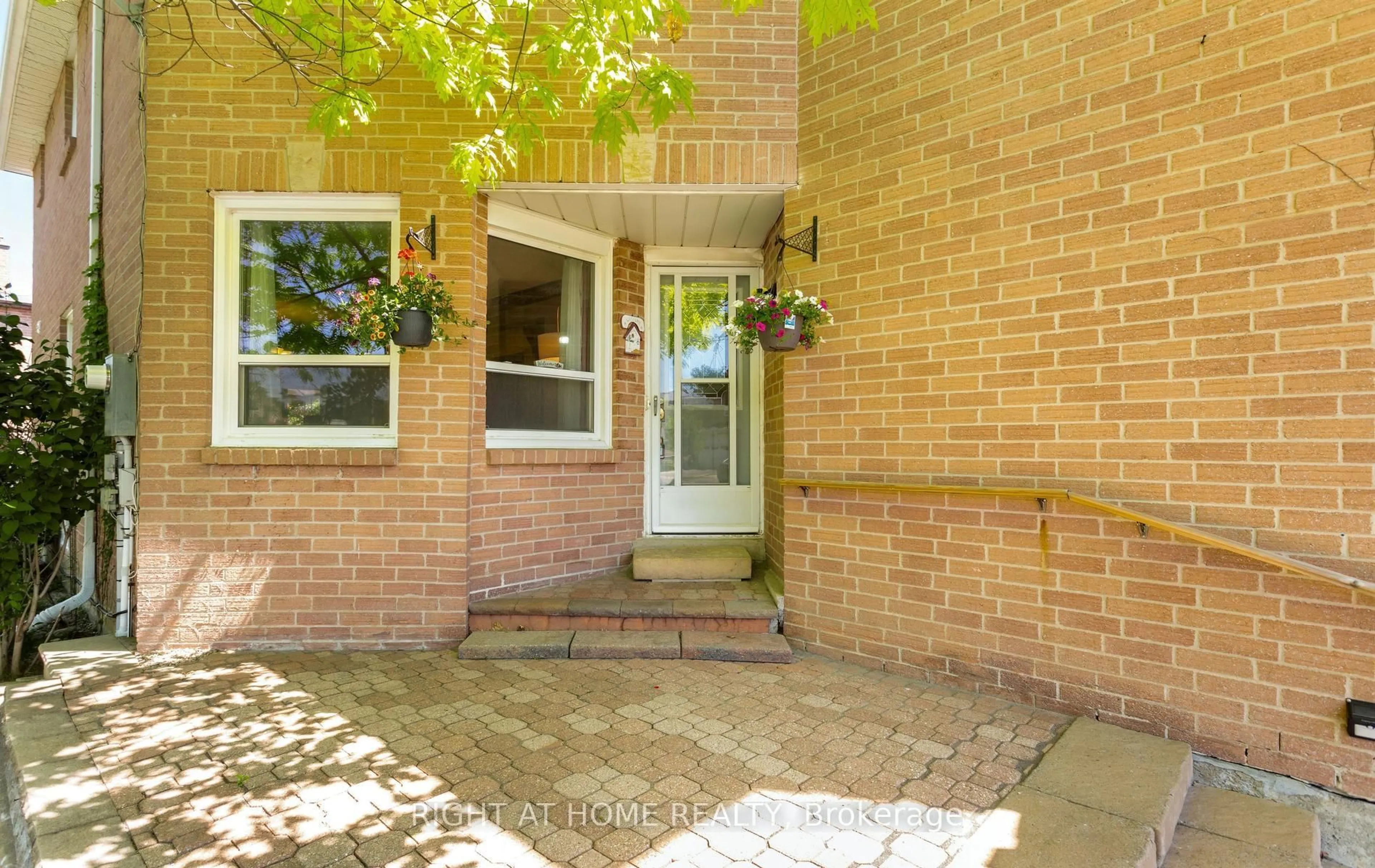 Indoor entryway for 138 Atkins Circ, Brampton Ontario L6X 4E7