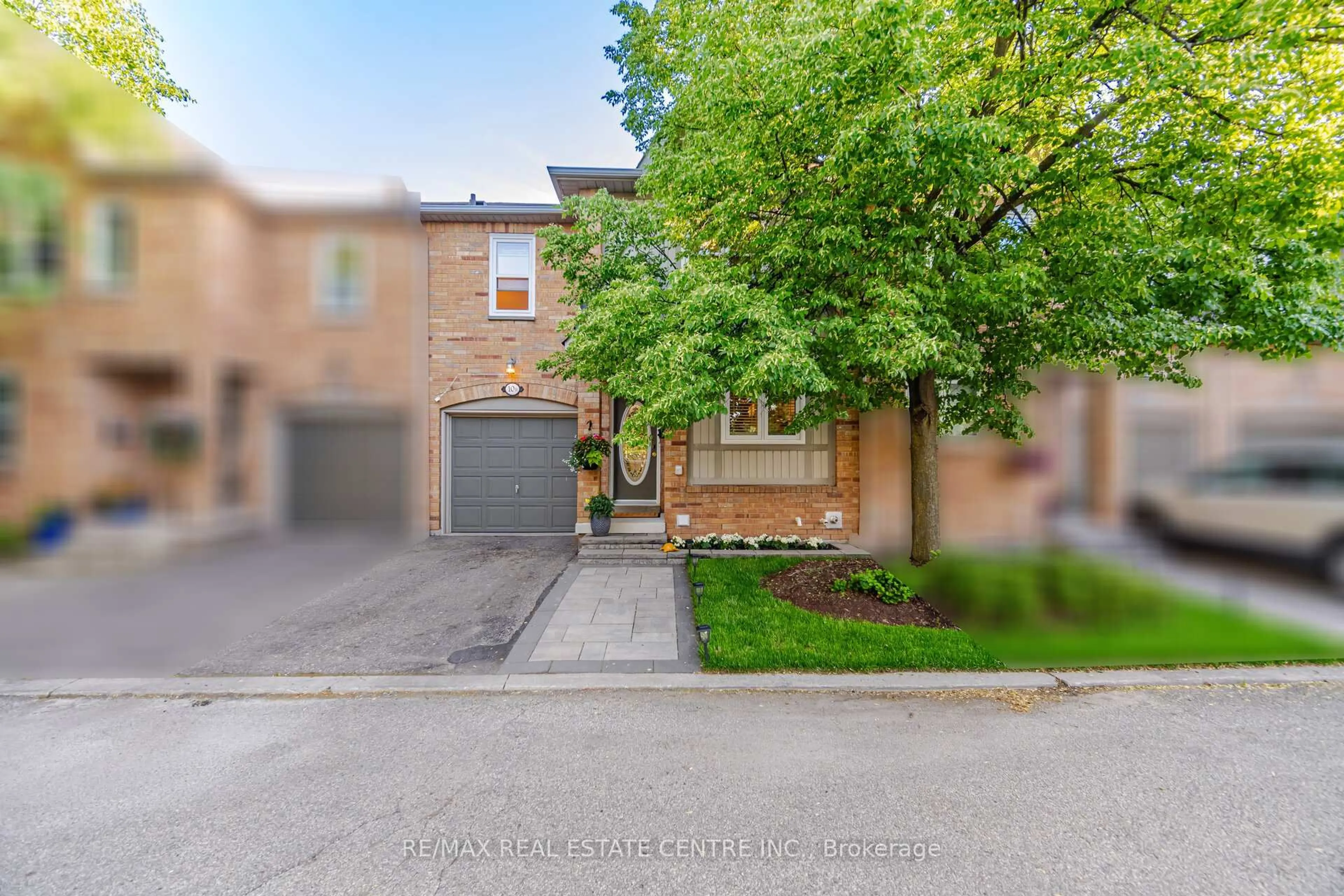 A pic from outside/outdoor area/front of a property/back of a property/a pic from drone, street for 5865 Dalebrook Cres #10B, Mississauga Ontario L5M 5X1