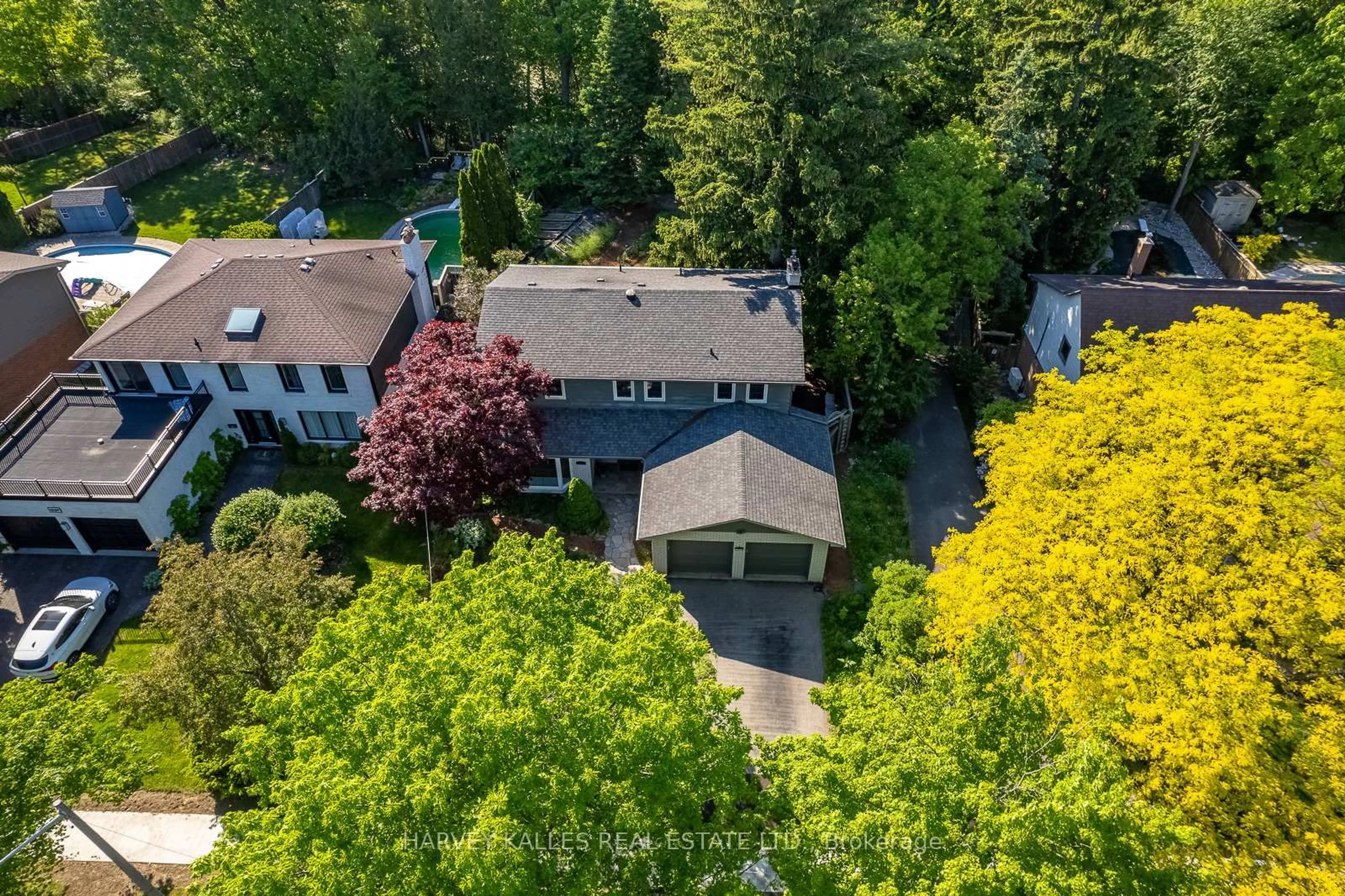 A pic from outside/outdoor area/front of a property/back of a property/a pic from drone, street for 1033 Fair Birch Dr, Mississauga Ontario L5H 1M4