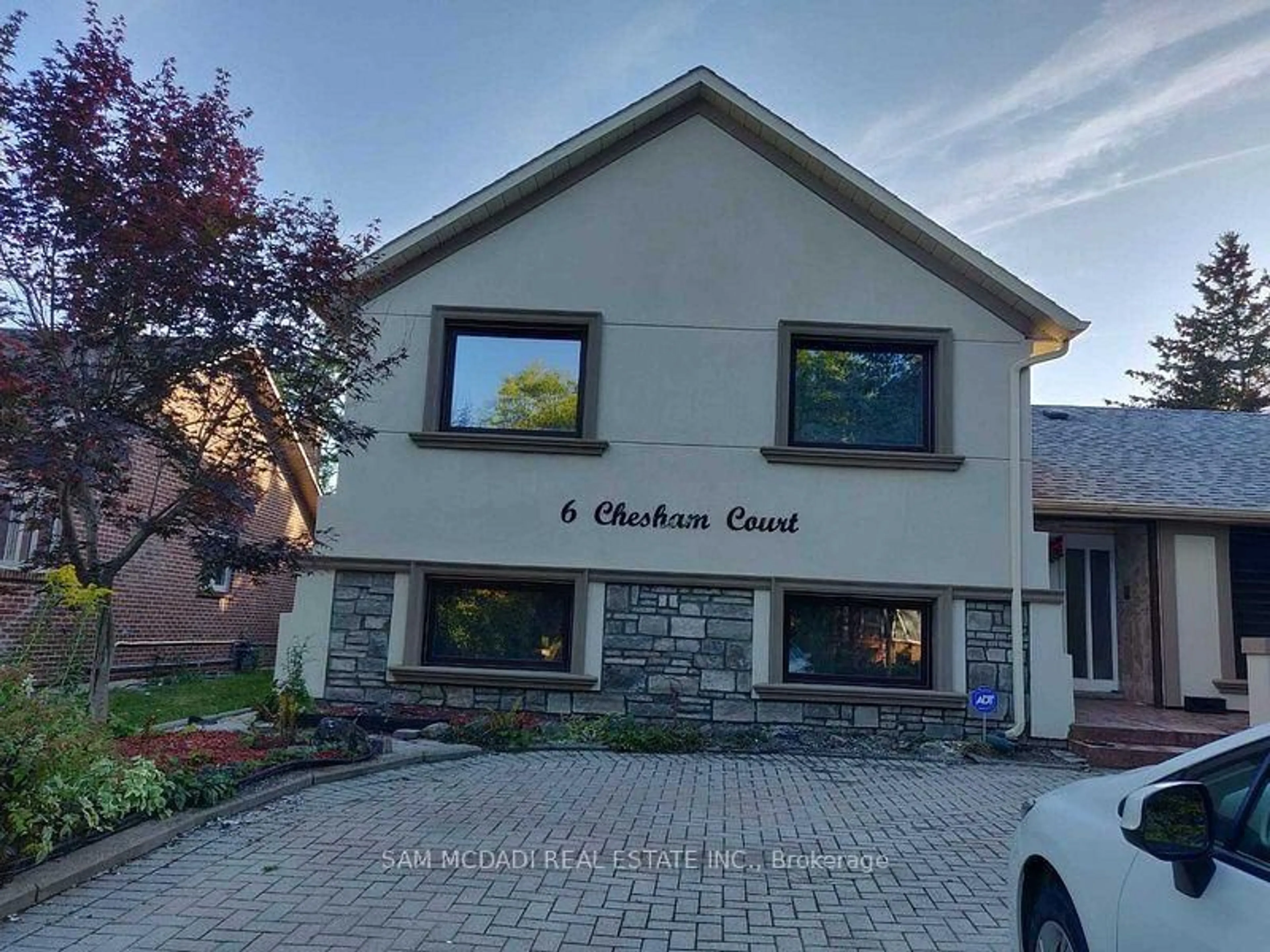 A pic from outside/outdoor area/front of a property/back of a property/a pic from drone, street for 6 Chesham Crt, Brampton Ontario L6Z 1V6