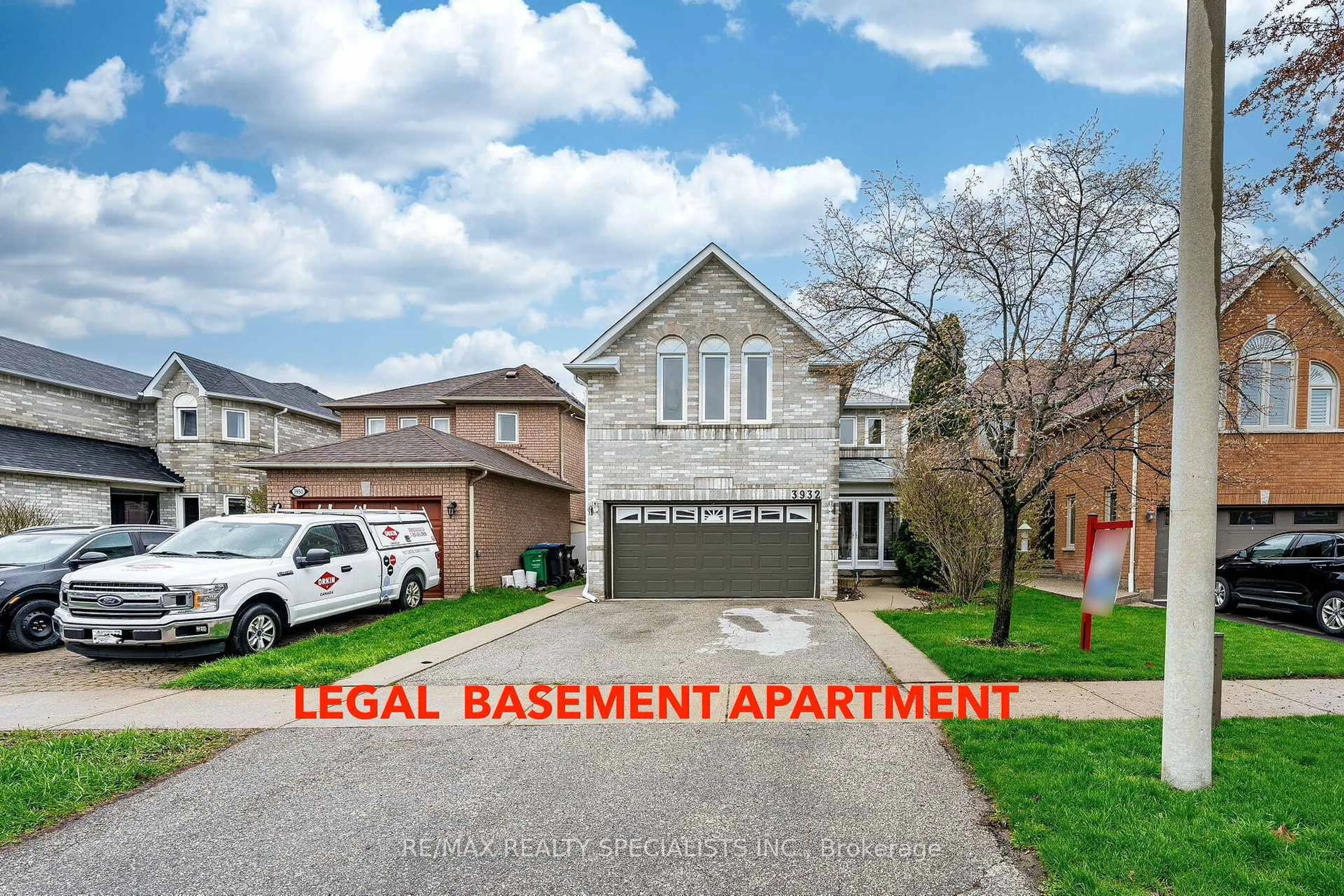 A pic from outside/outdoor area/front of a property/back of a property/a pic from drone, street for 3932 Periwinkle Cres, Mississauga Ontario L5N 6W6