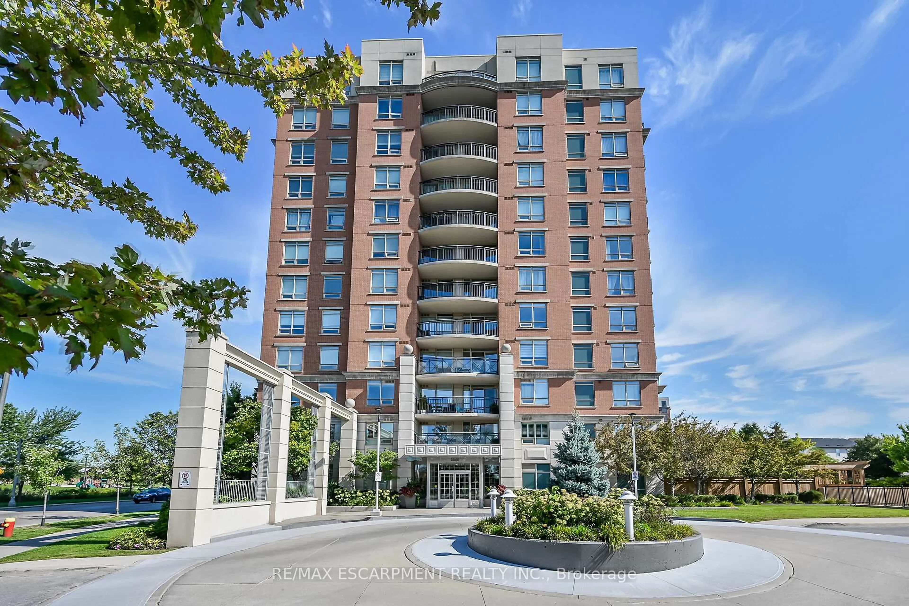 Indoor foyer for 2365 Central Park Dr #601, Oakville Ontario L6H 0C7
