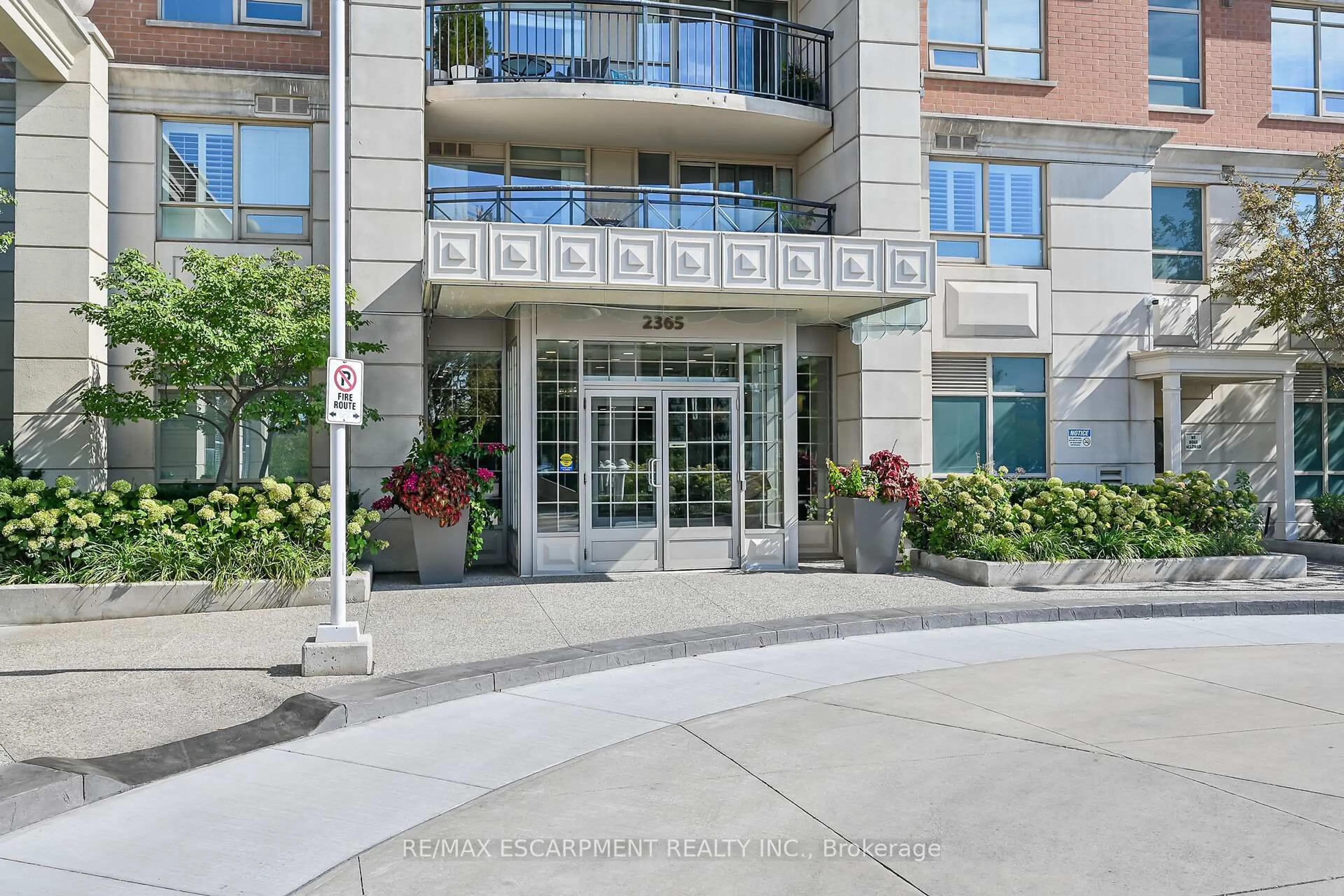 Indoor foyer for 2365 Central Park Dr #601, Oakville Ontario L6H 0C7