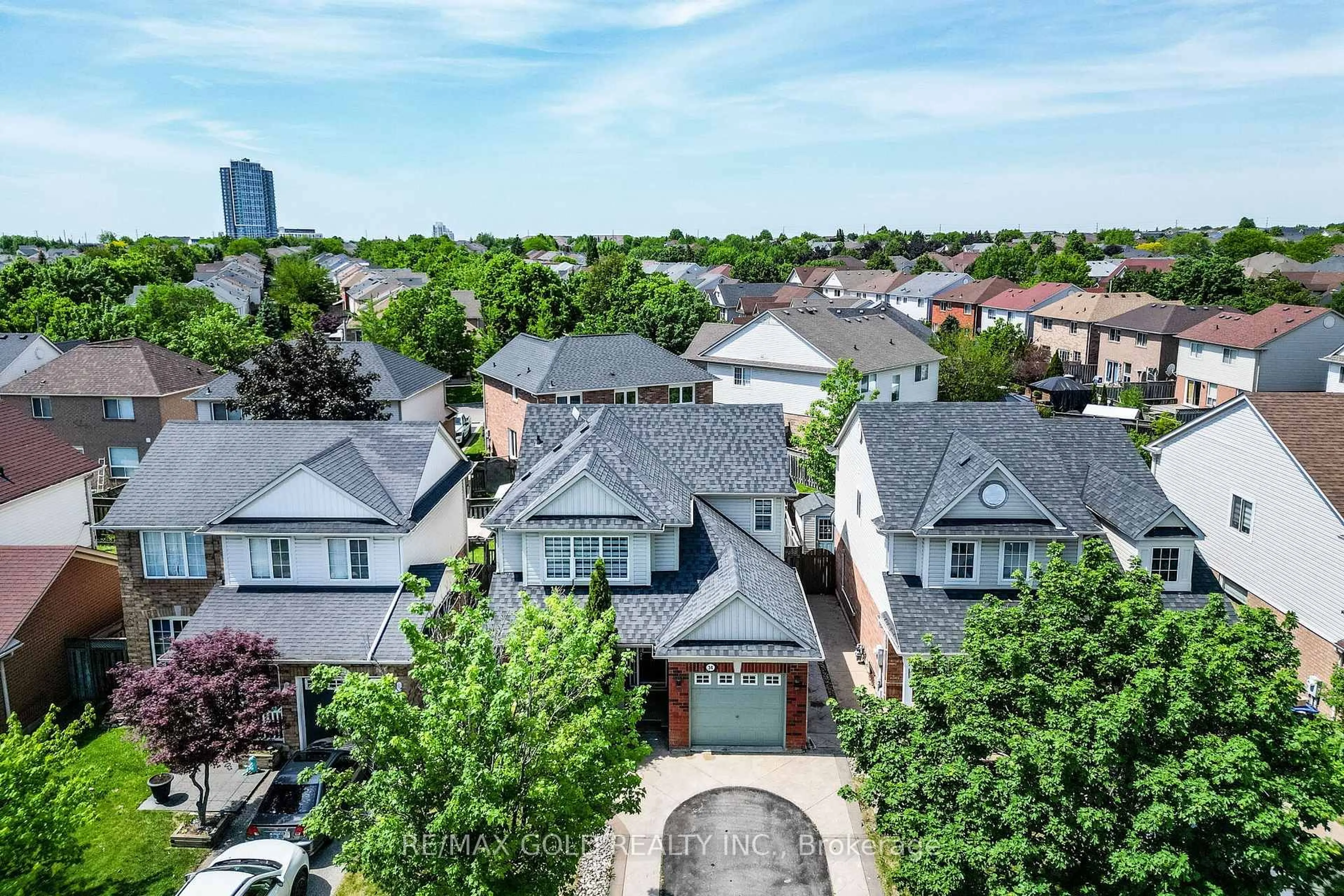A pic from outside/outdoor area/front of a property/back of a property/a pic from drone, street for 34 Worthington Ave, Brampton Ontario L7A 1M9