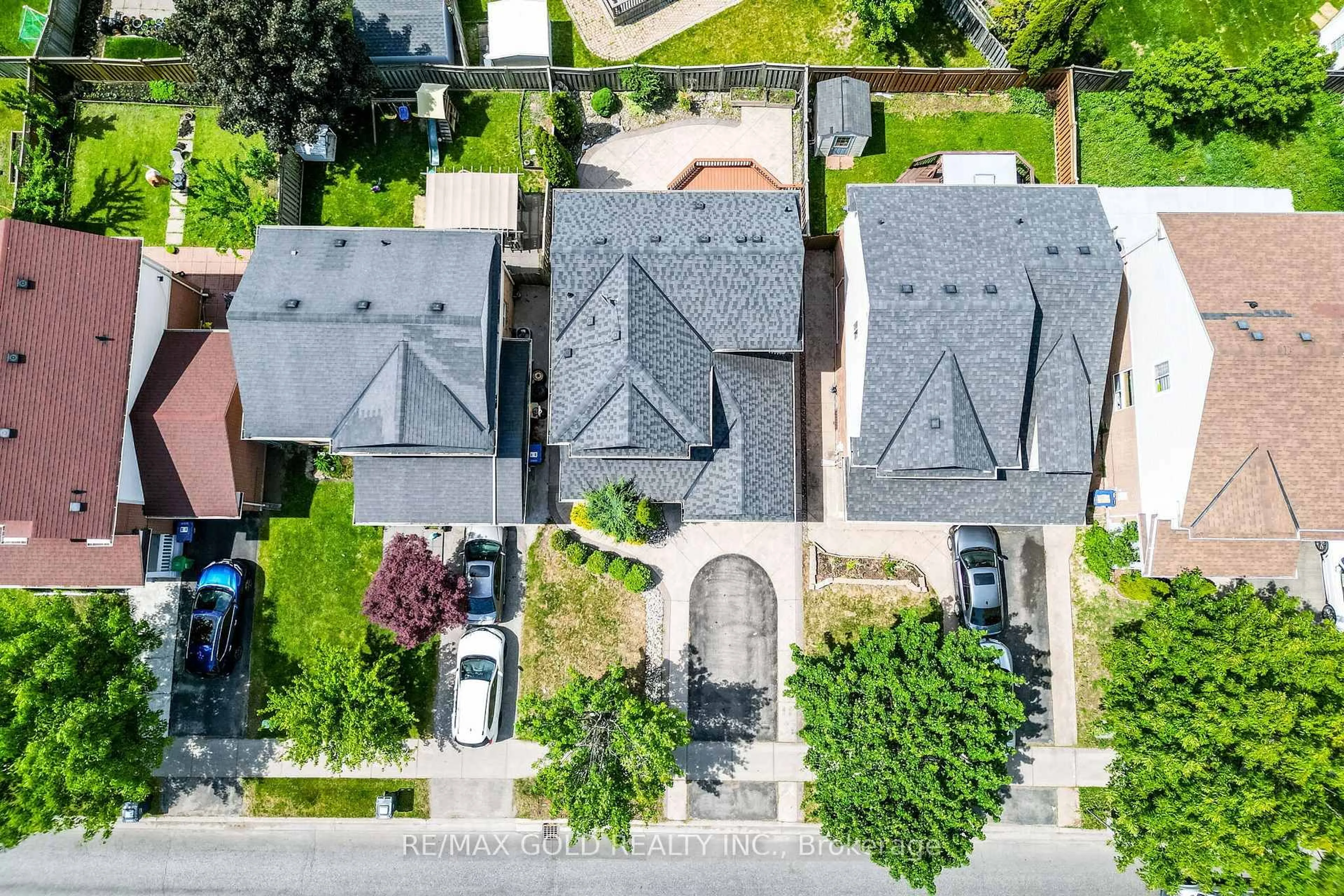 A pic from outside/outdoor area/front of a property/back of a property/a pic from drone, street for 34 Worthington Ave, Brampton Ontario L7A 1M9
