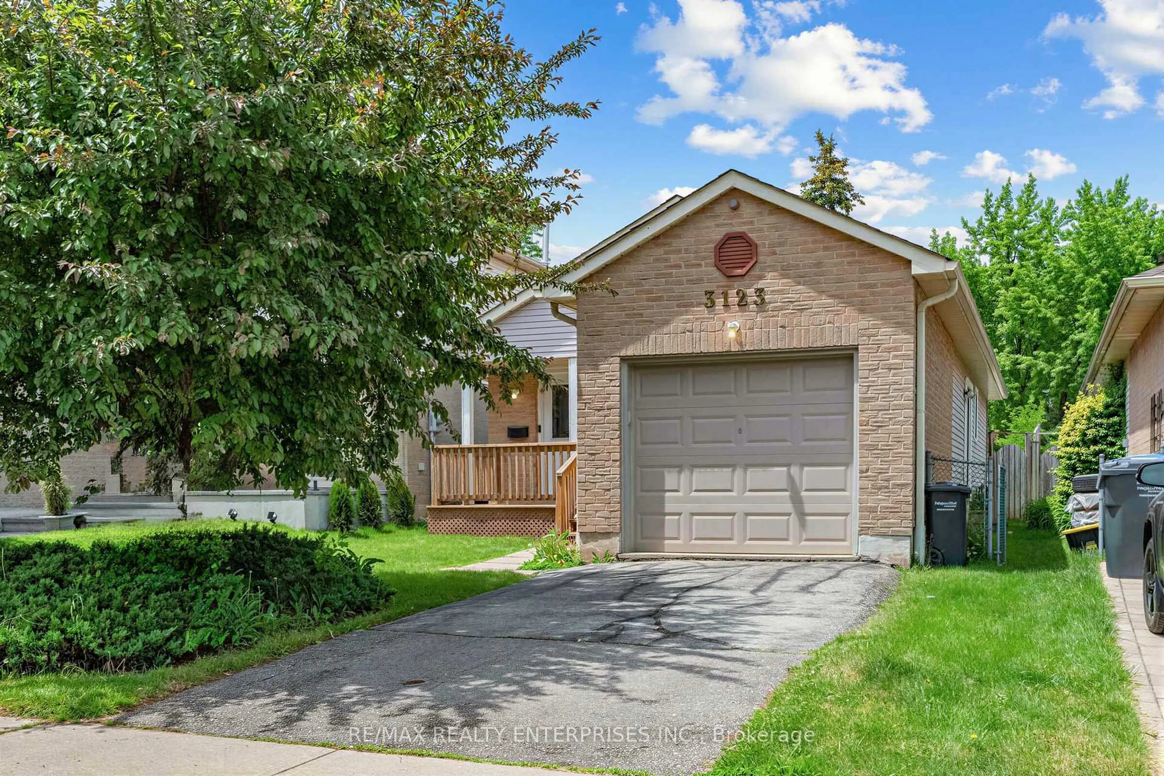 Home with brick exterior material, street for 3123 Arnett Crt, Mississauga Ontario L5N 3G8