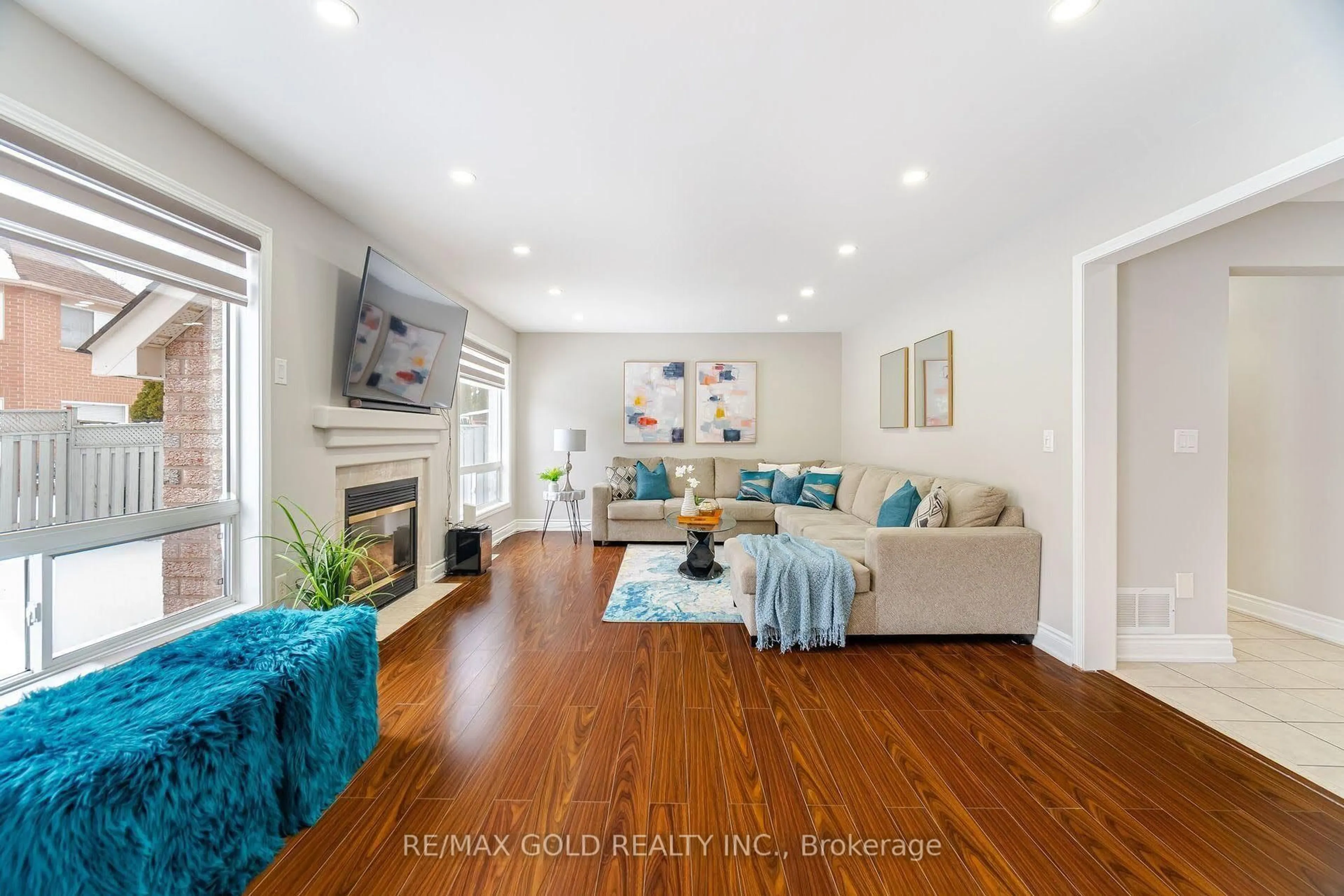 Living room with furniture, wood/laminate floor for 8 Upshall Dr, Brampton Ontario L6P 1E1