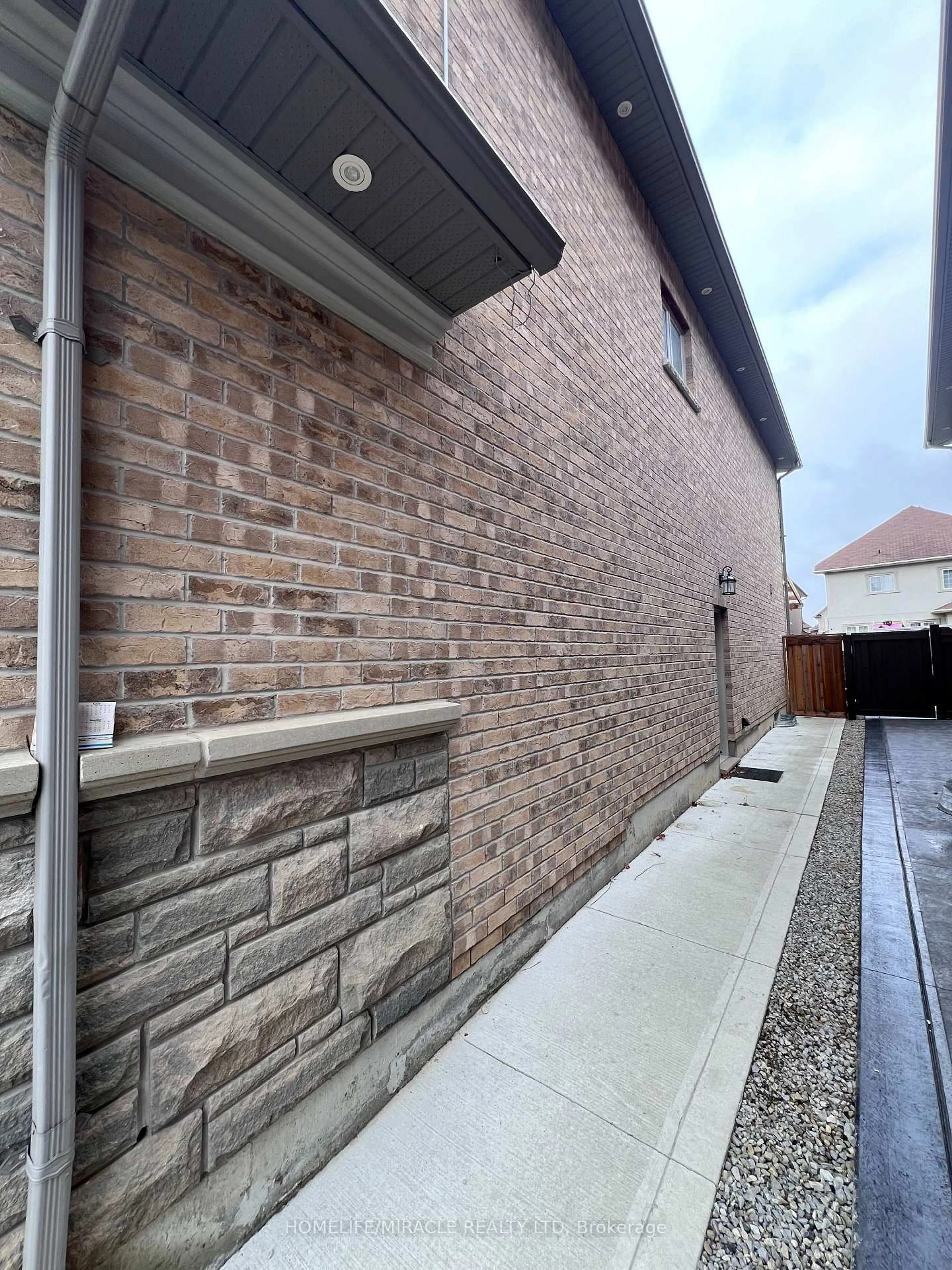 Home with brick exterior material, street for 8 Arda Cres, Brampton Ontario L6P 4G2