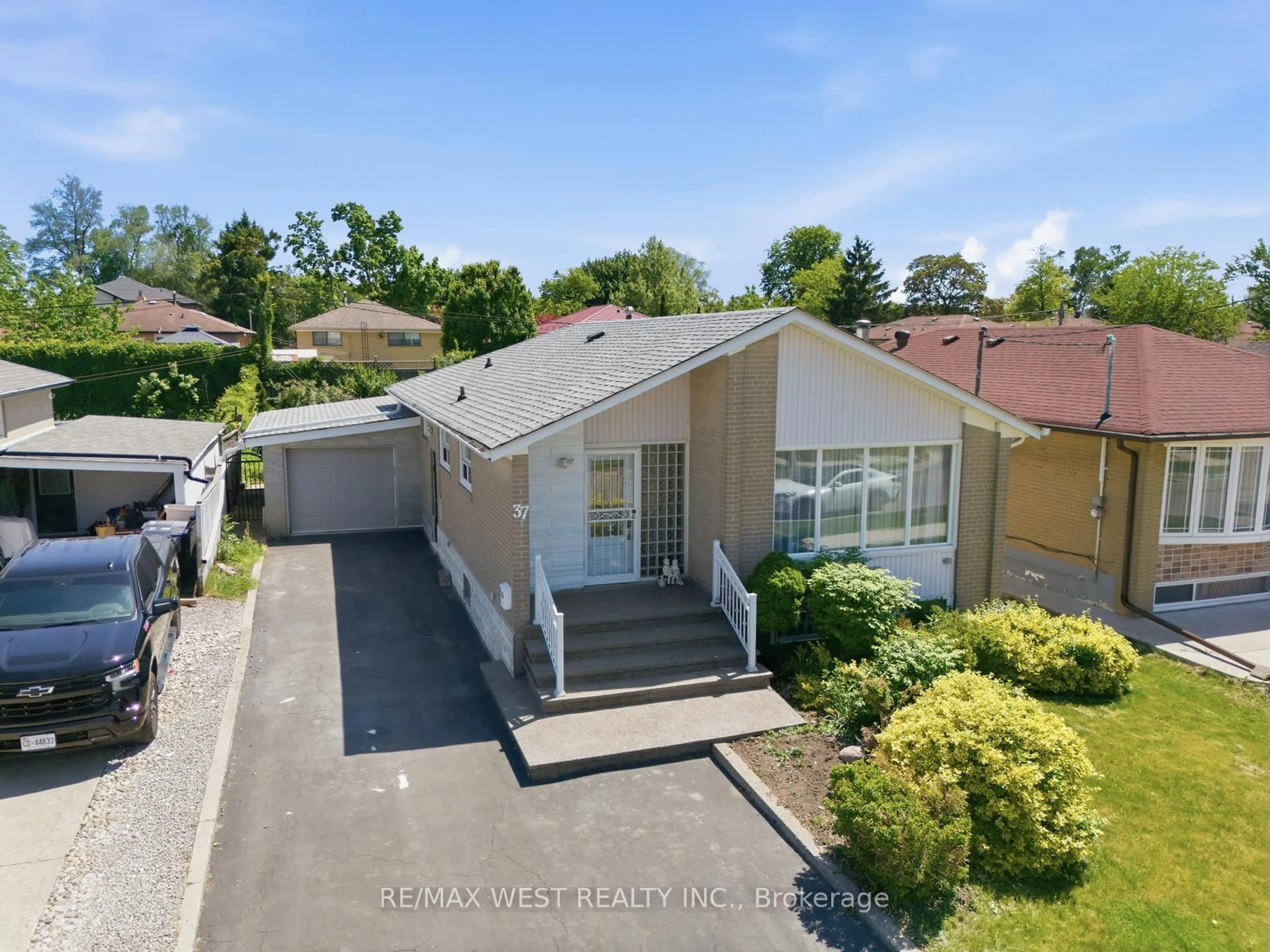 A pic from outside/outdoor area/front of a property/back of a property/a pic from drone, street for 37 Beaumonde Heights Dr, Toronto Ontario M9V 1V7