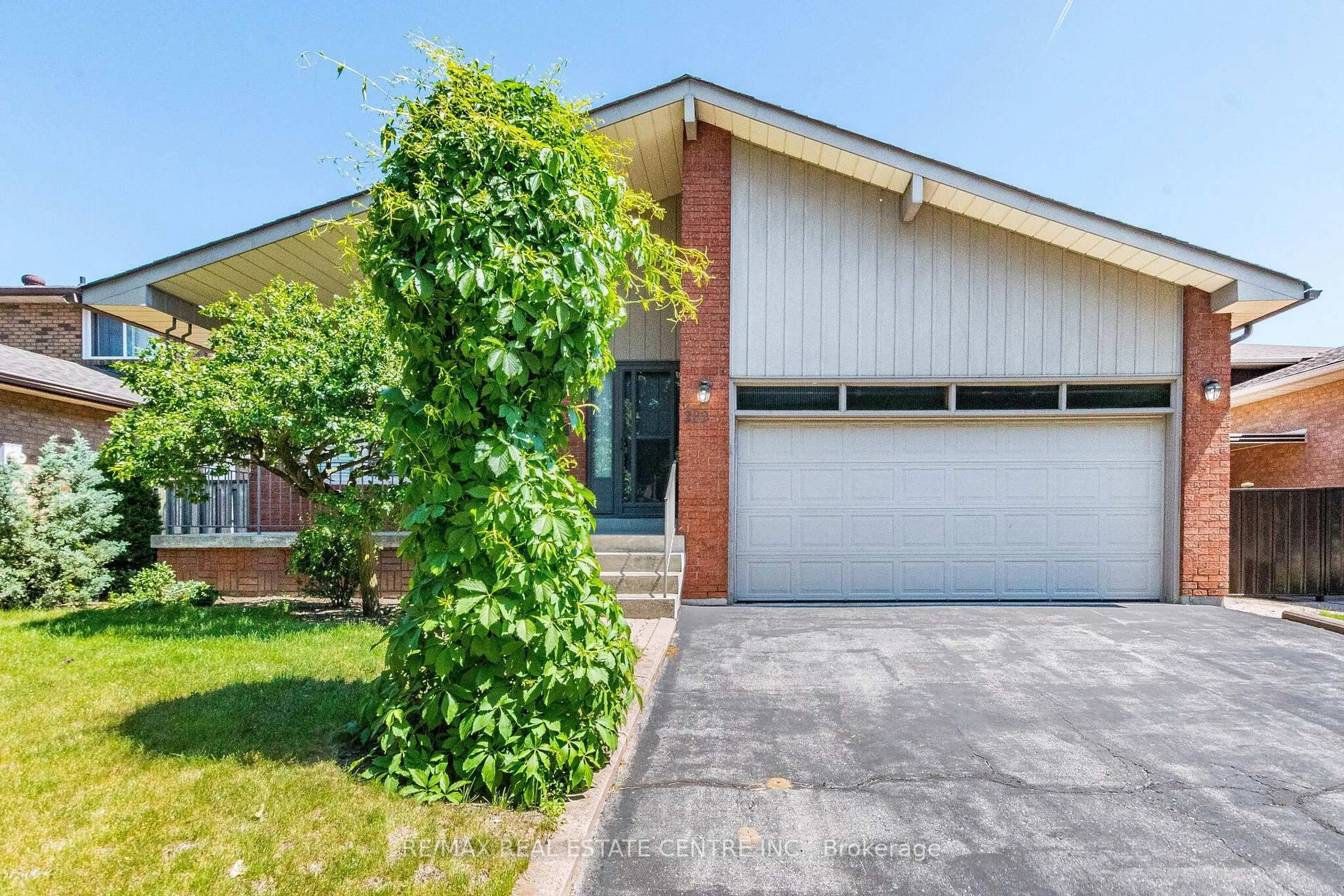 Home with brick exterior material, street for 202 Whitchurch Mews, Mississauga Ontario L5A 4B3