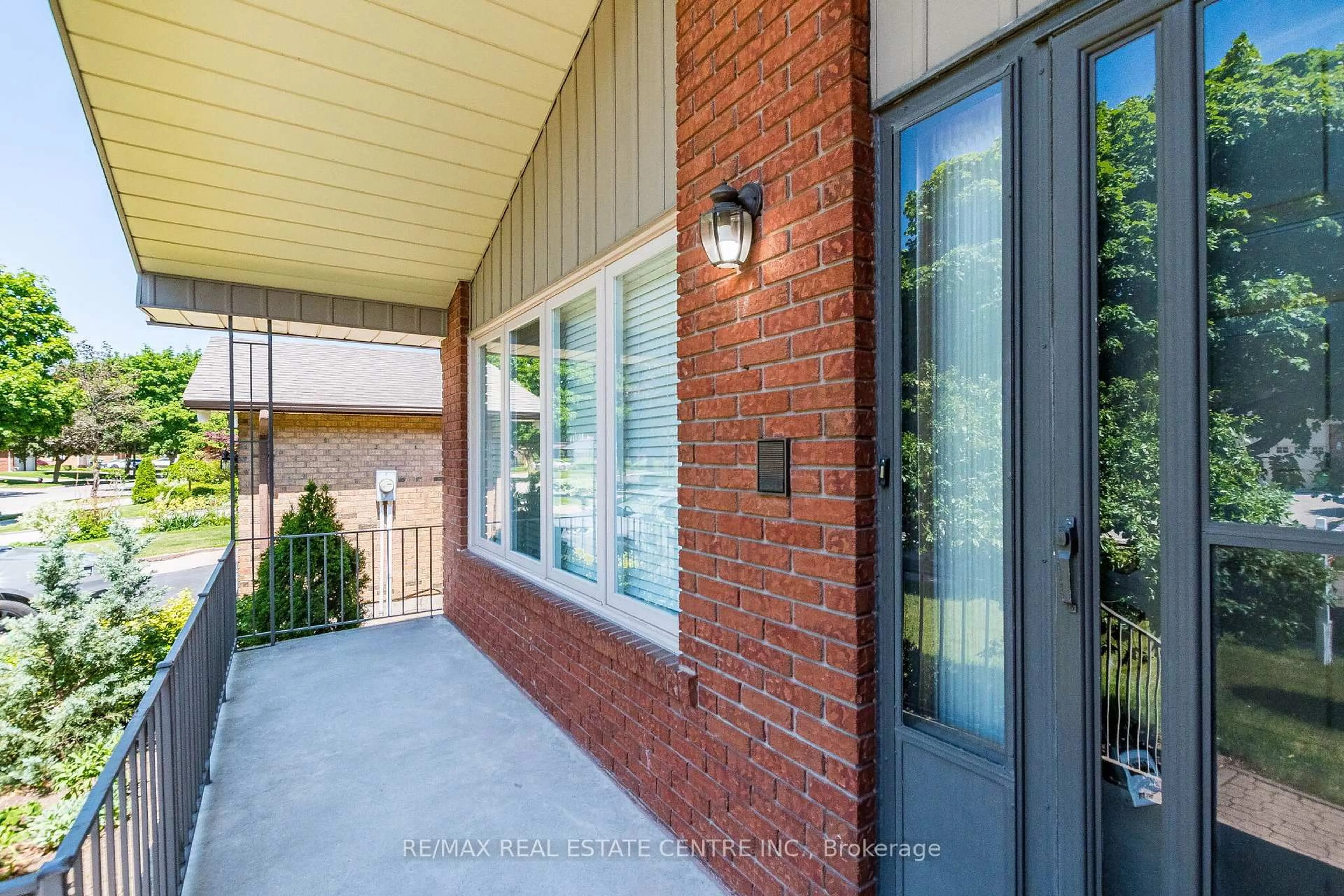 Home with brick exterior material, street for 202 Whitchurch Mews, Mississauga Ontario L5A 4B3