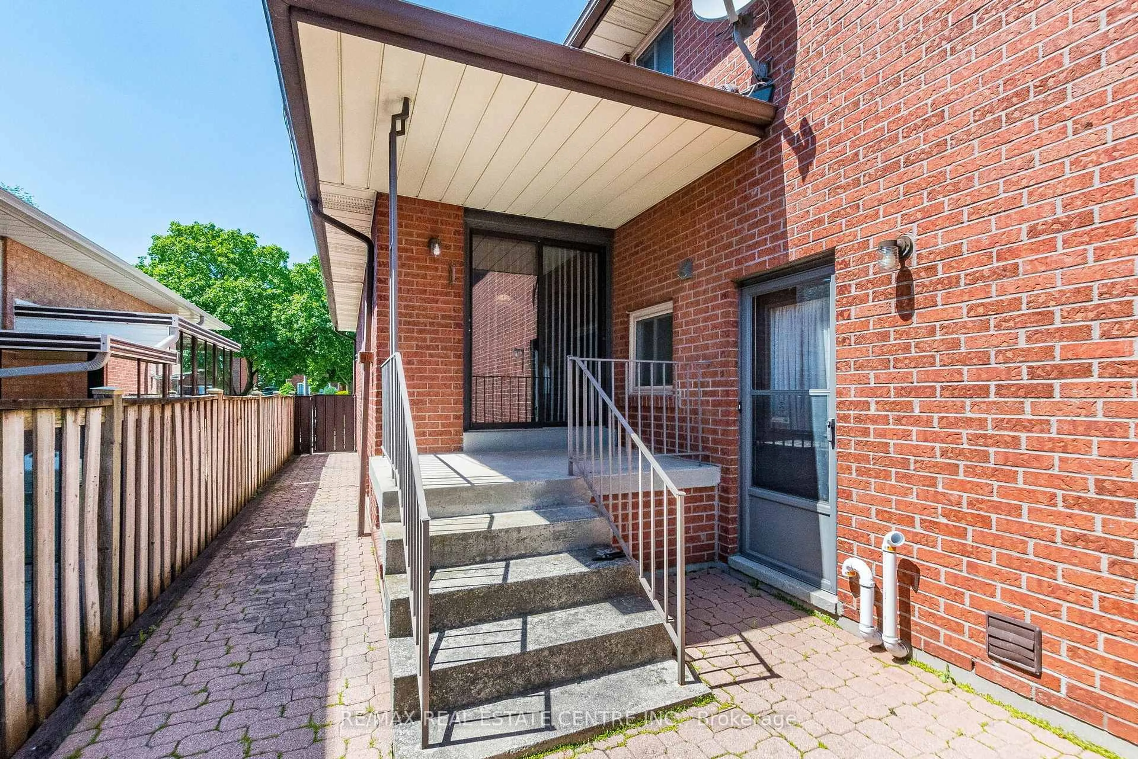 Home with brick exterior material, street for 202 Whitchurch Mews, Mississauga Ontario L5A 4B3