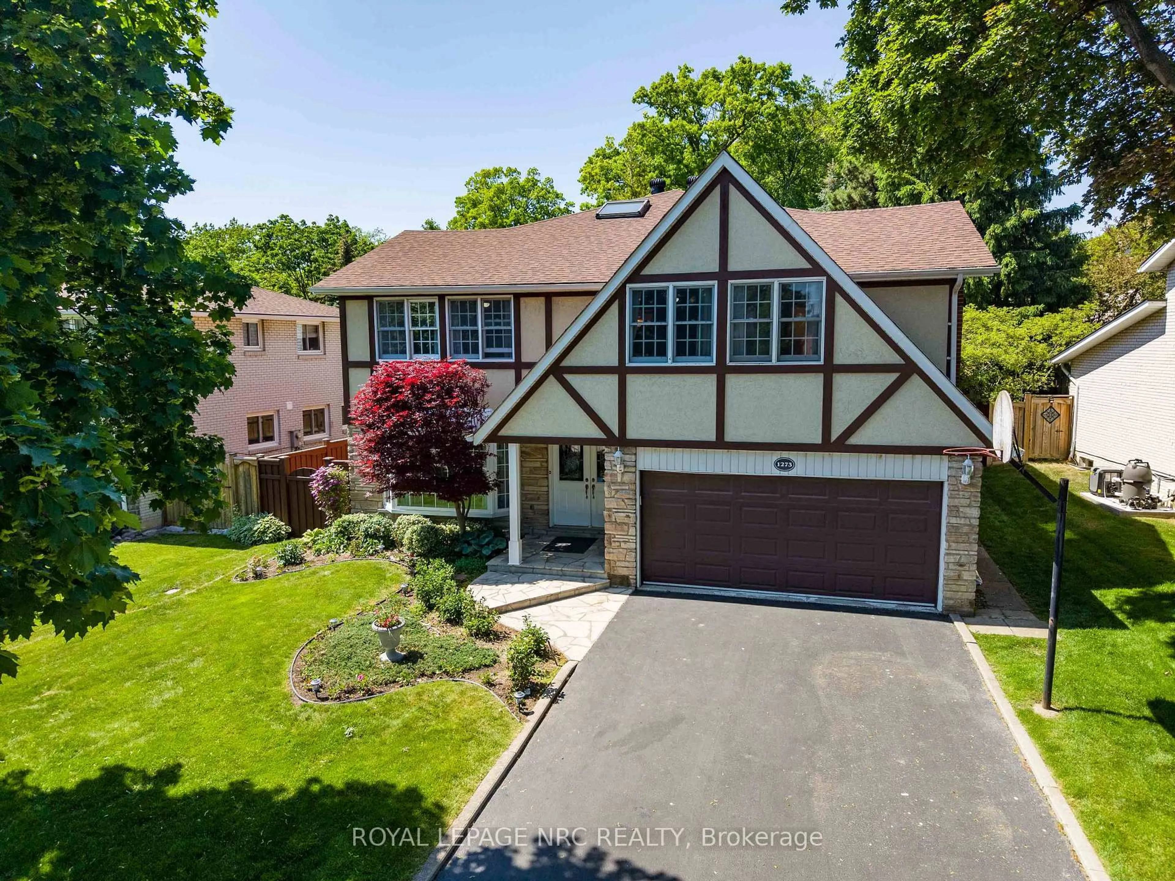 A pic from outside/outdoor area/front of a property/back of a property/a pic from drone, street for 1273 Winding Tr, Mississauga Ontario L4Y 2T9