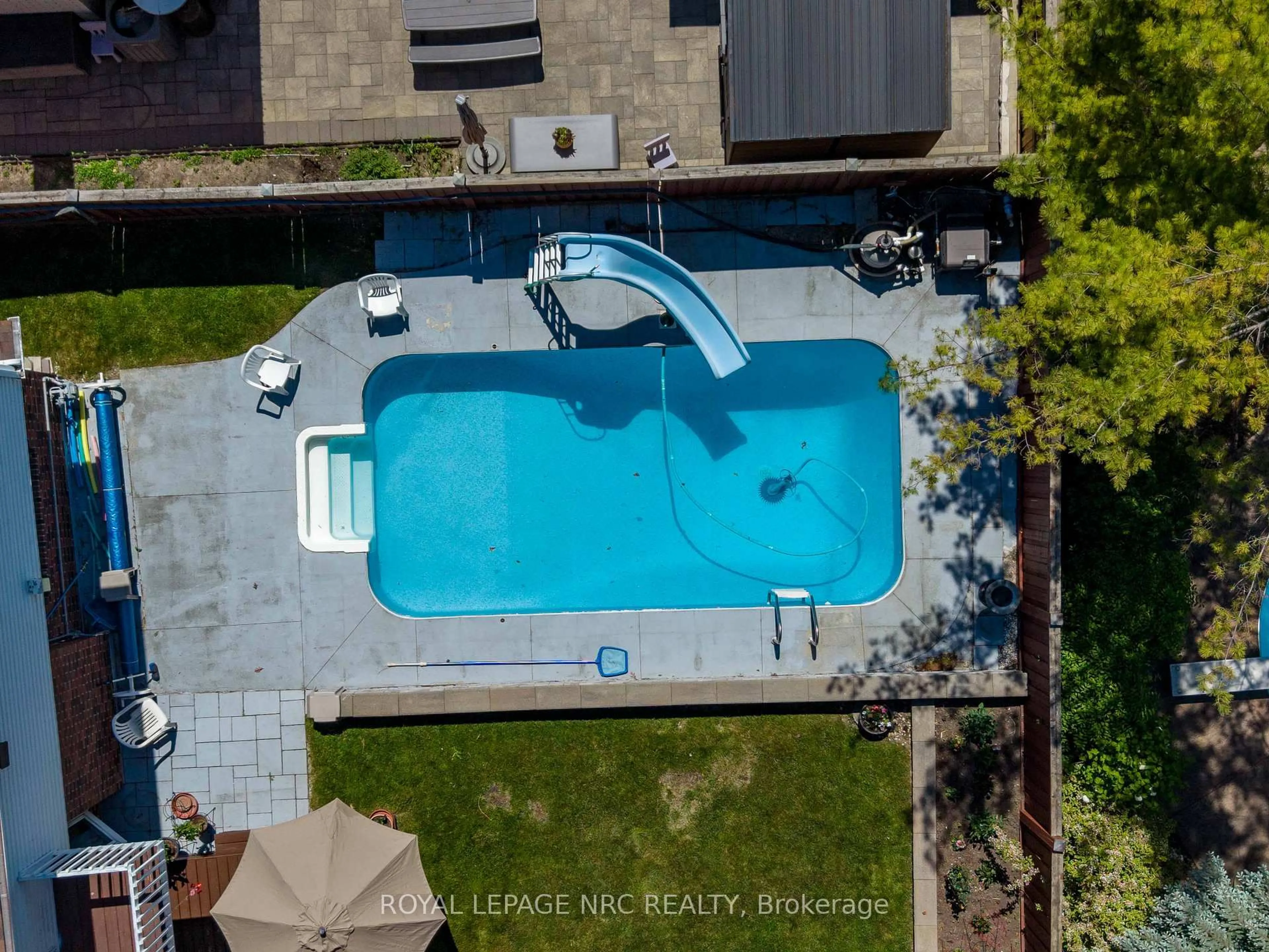 A pic from outside/outdoor area/front of a property/back of a property/a pic from drone, street for 1273 Winding Tr, Mississauga Ontario L4Y 2T9