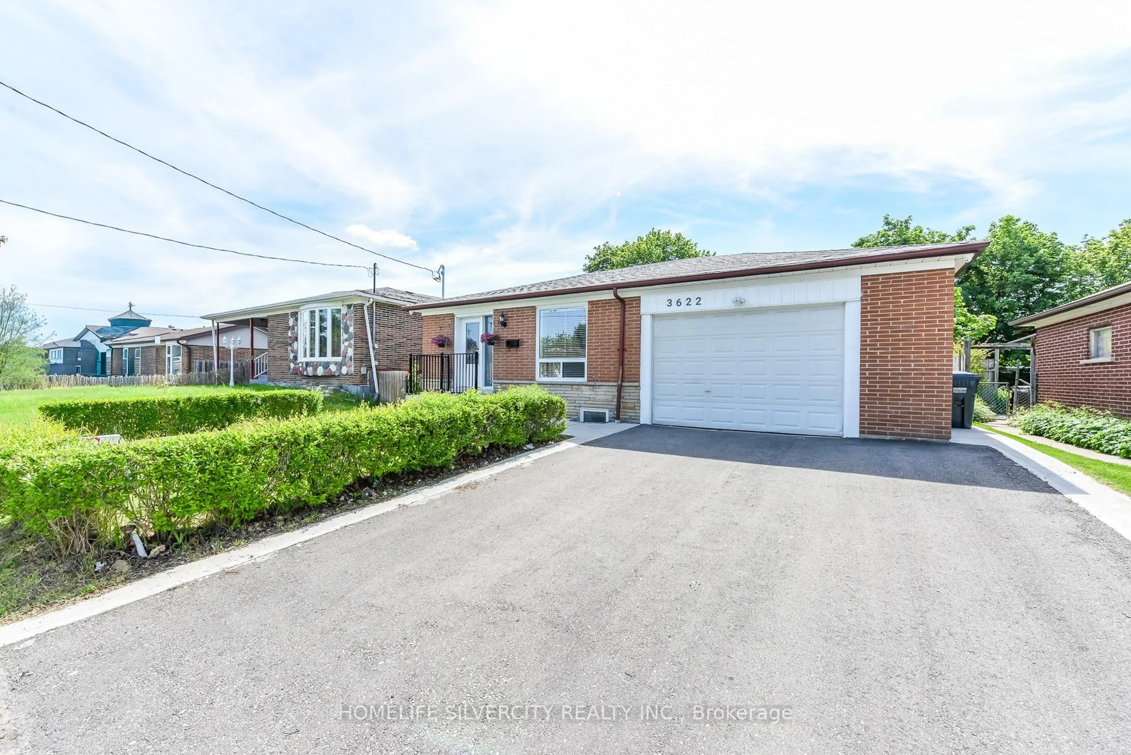 A pic from outside/outdoor area/front of a property/back of a property/a pic from drone, street for 3622 Dunrankin Dr, Mississauga Ontario L4T 1V9