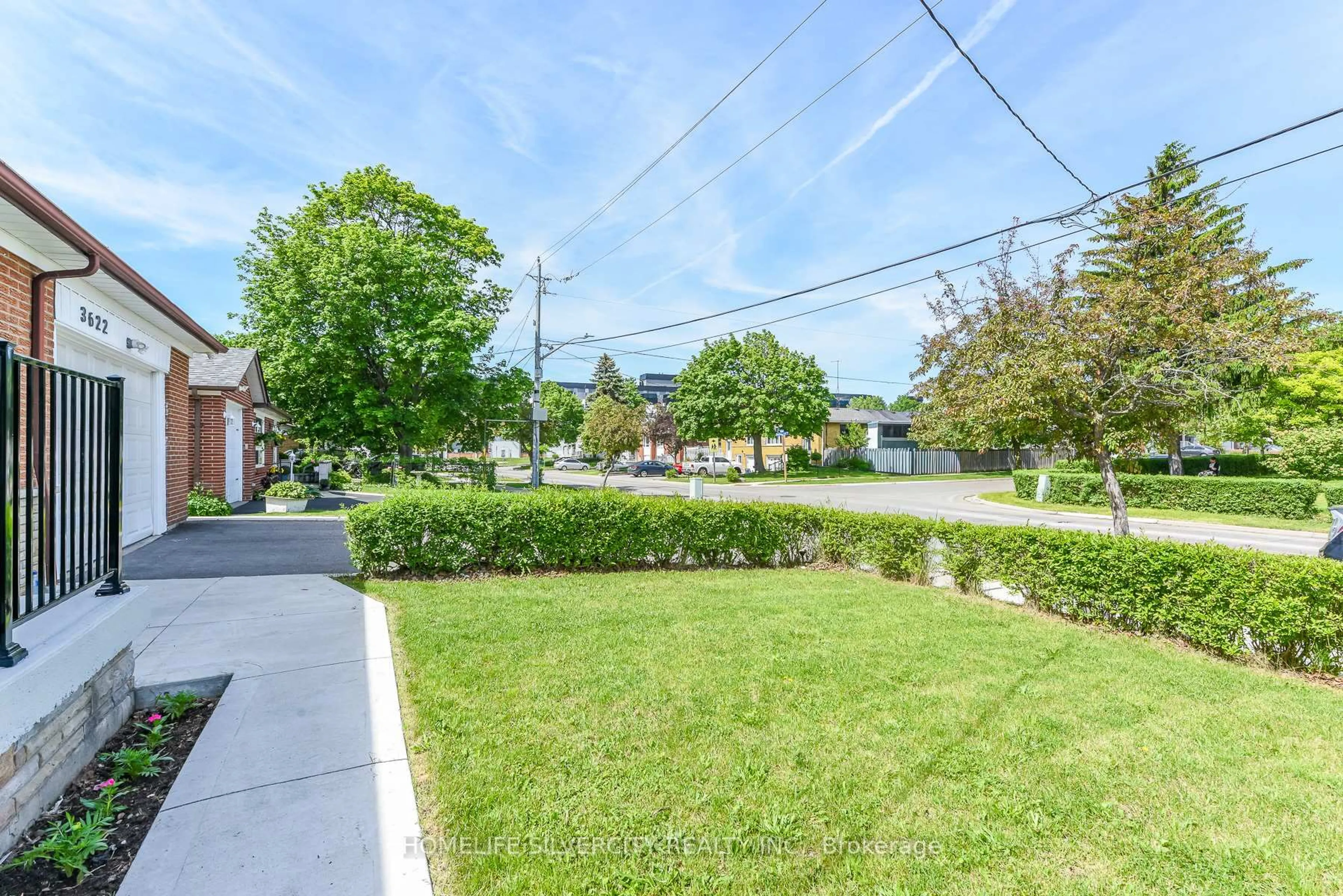A pic from outside/outdoor area/front of a property/back of a property/a pic from drone, street for 3622 Dunrankin Dr, Mississauga Ontario L4T 1V9