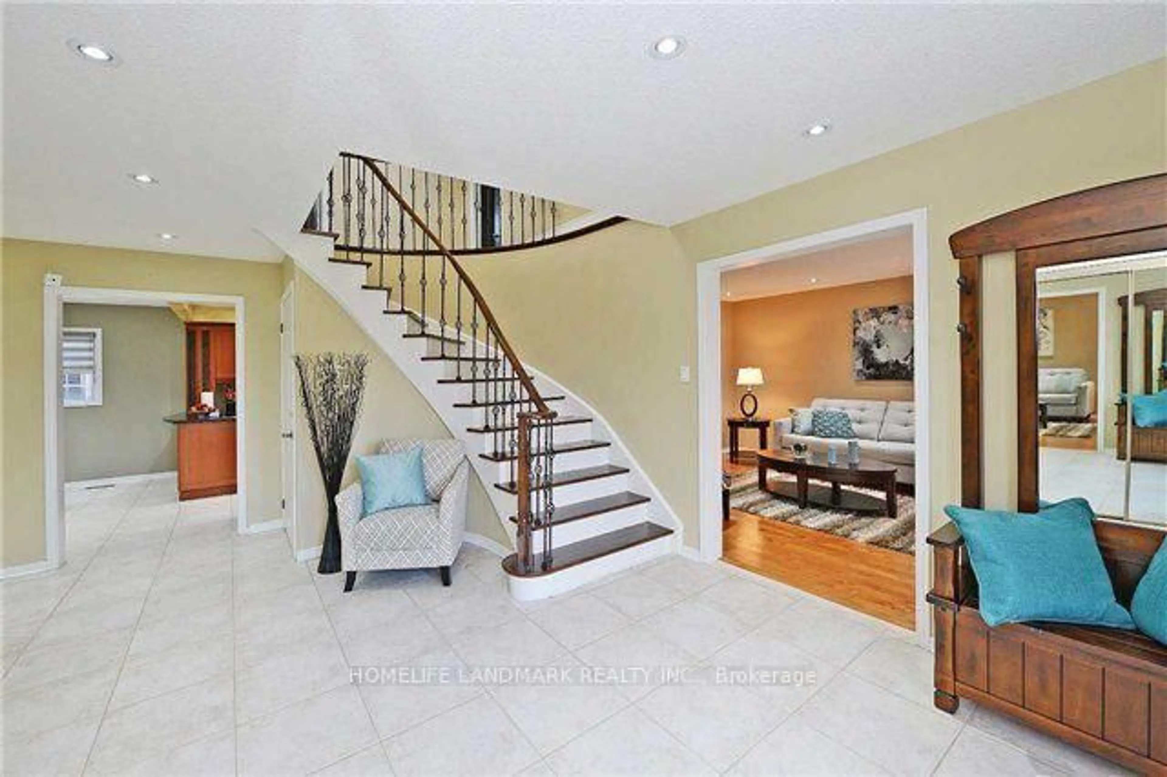 Indoor foyer for 510 Greenpark Cres, Mississauga Ontario L5B 3P6