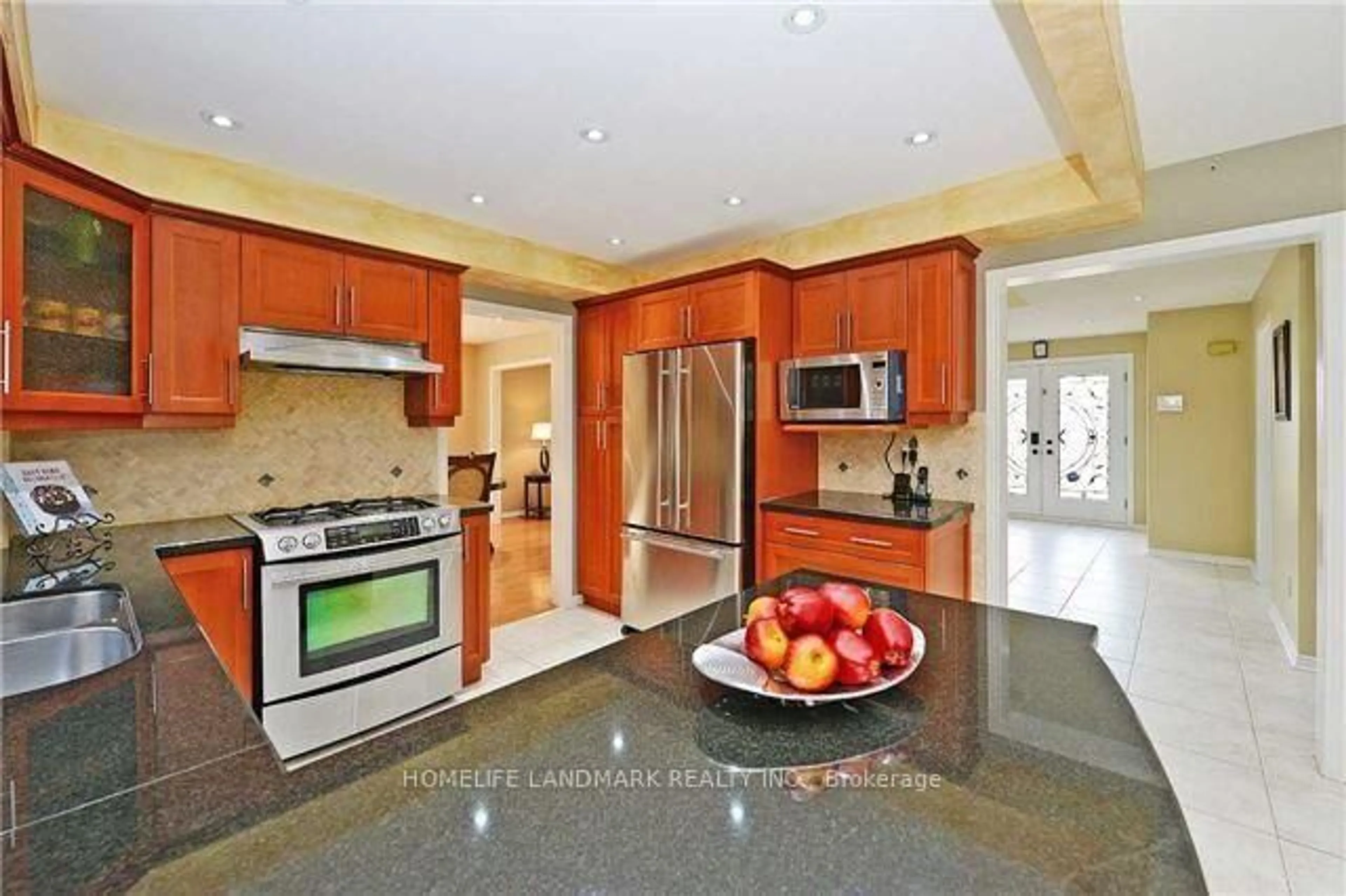 Open concept kitchen, ceramic/tile floor for 510 Greenpark Cres, Mississauga Ontario L5B 3P6