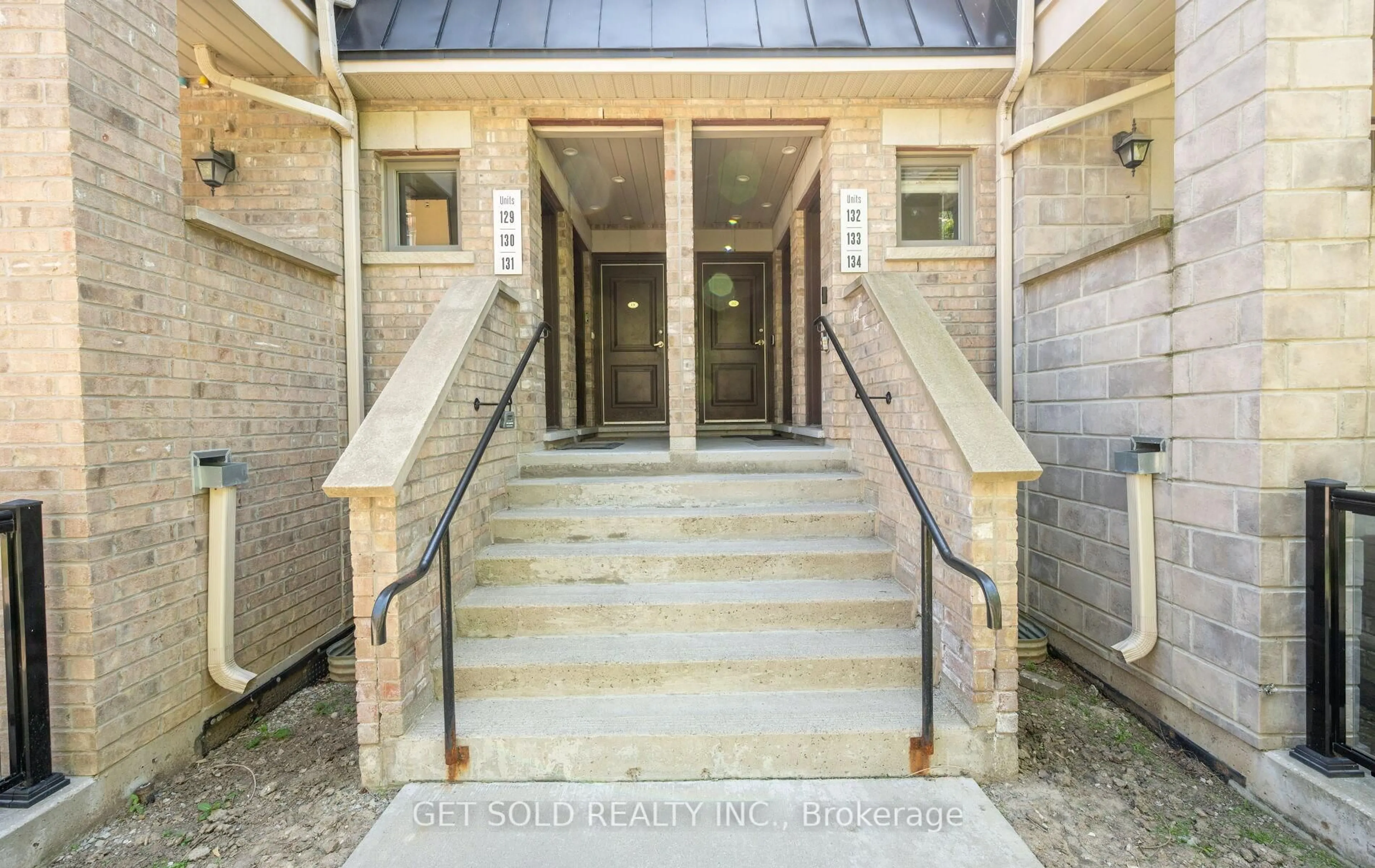 Indoor foyer for 80 Parrotta Dr #132, Toronto Ontario M9M 0E6