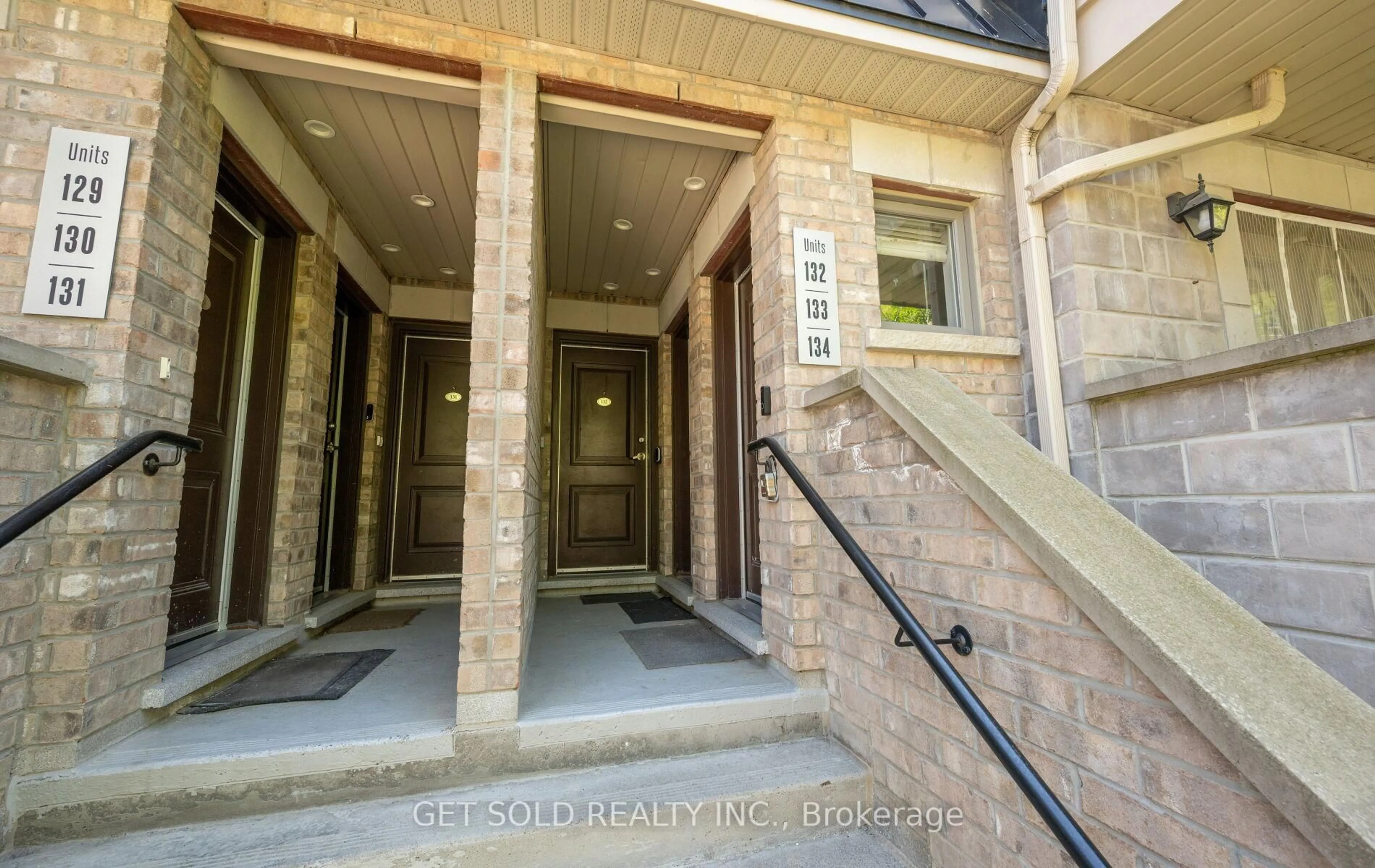 Indoor foyer for 80 Parrotta Dr #132, Toronto Ontario M9M 0E6