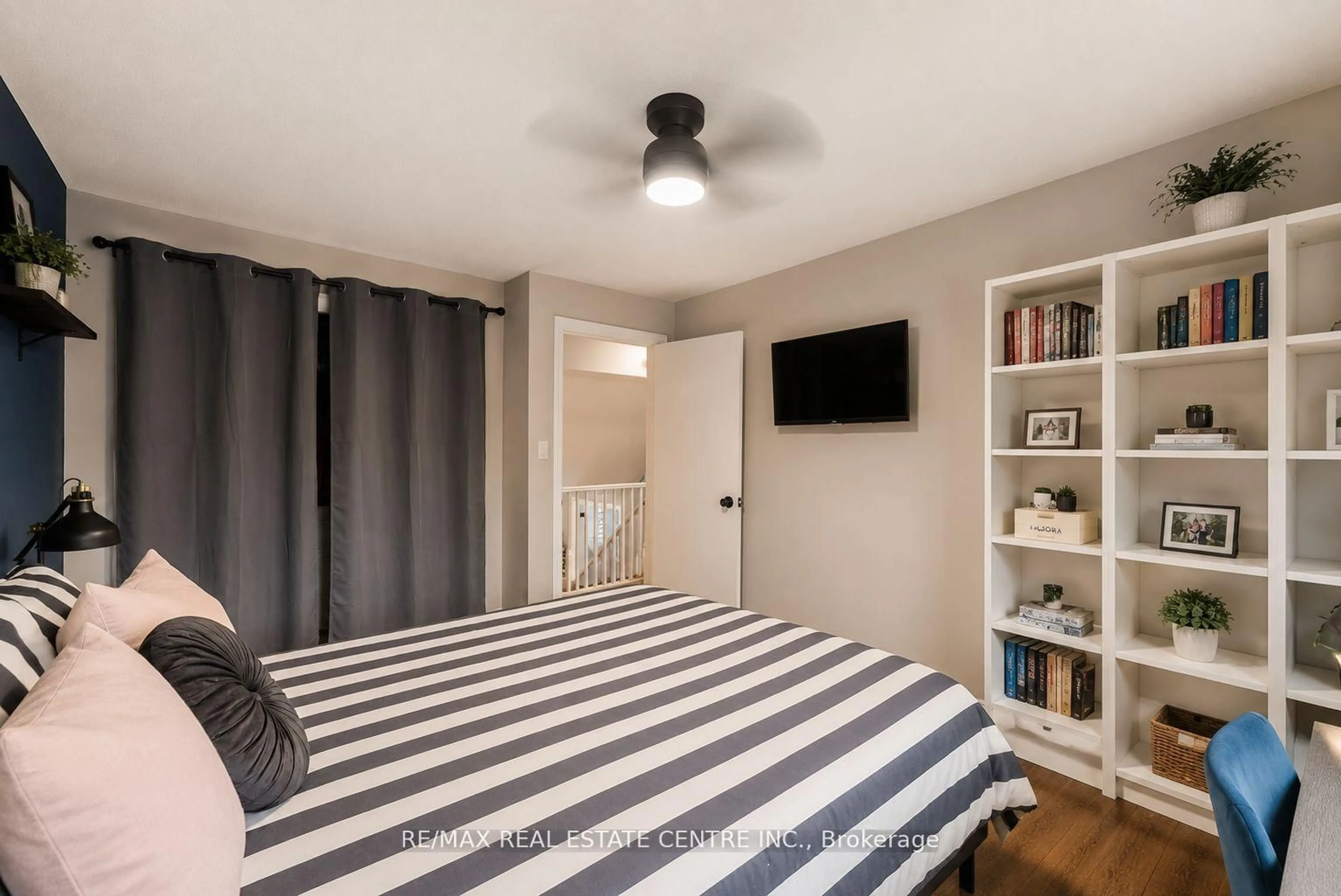 Bedroom with bed, unknown for 1684 Vaughan Dr, Caledon Ontario L7K 1C5